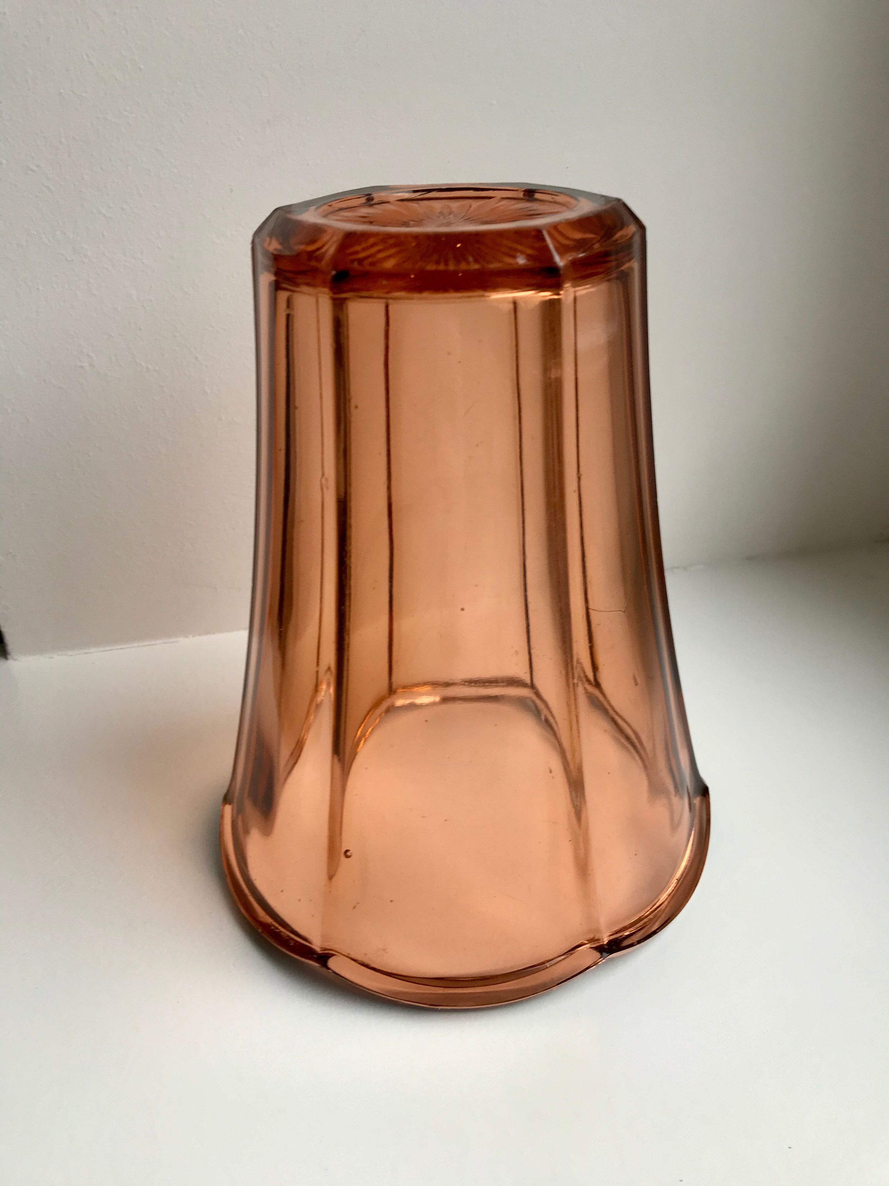Vase en verre coloré rose années 50-60