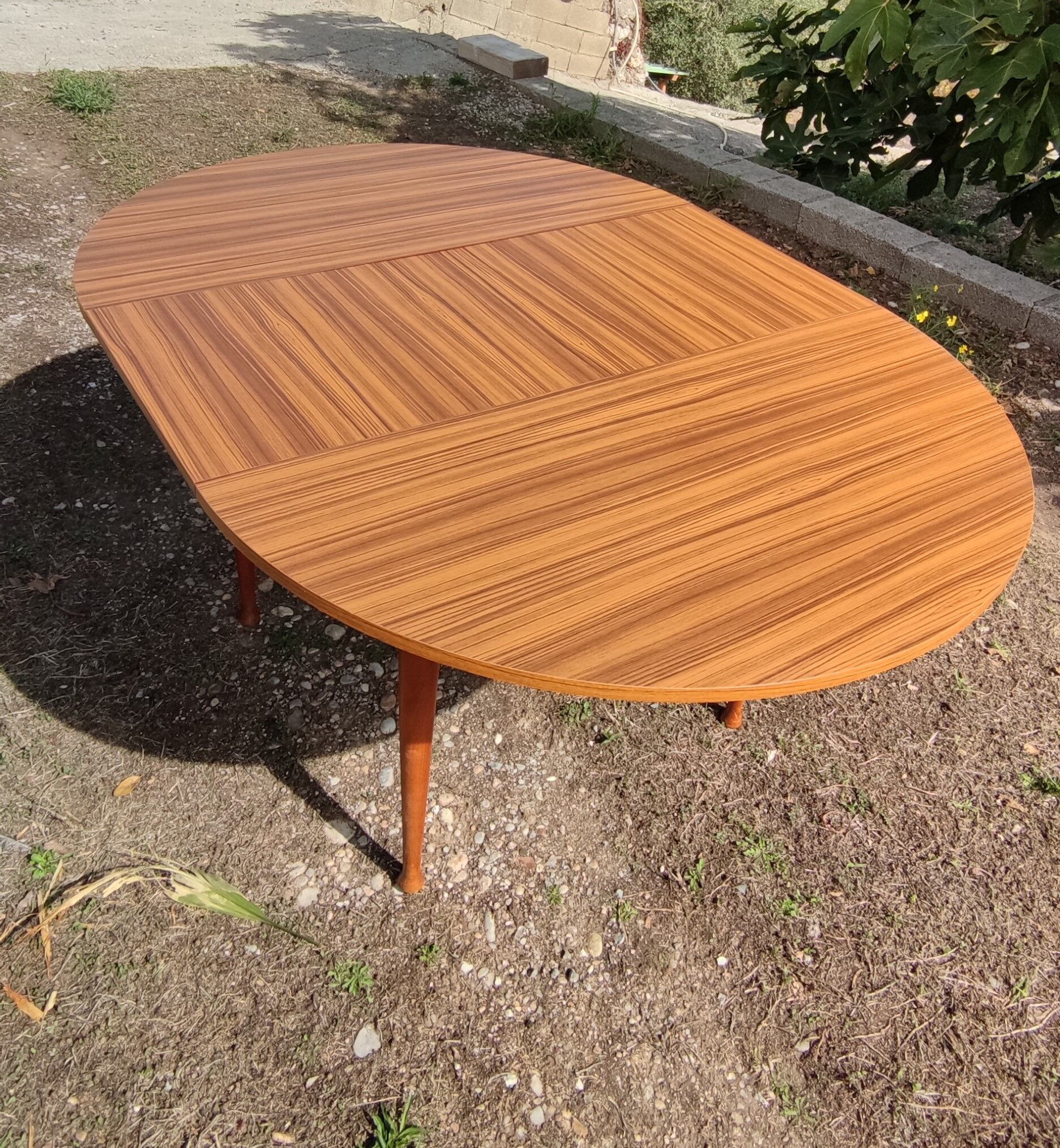 Vintage extendable round table