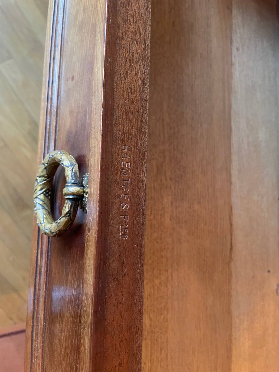 Meuble d’appui Louis XVI en bois précieux, marbre et vitrine – Haentgès Frè