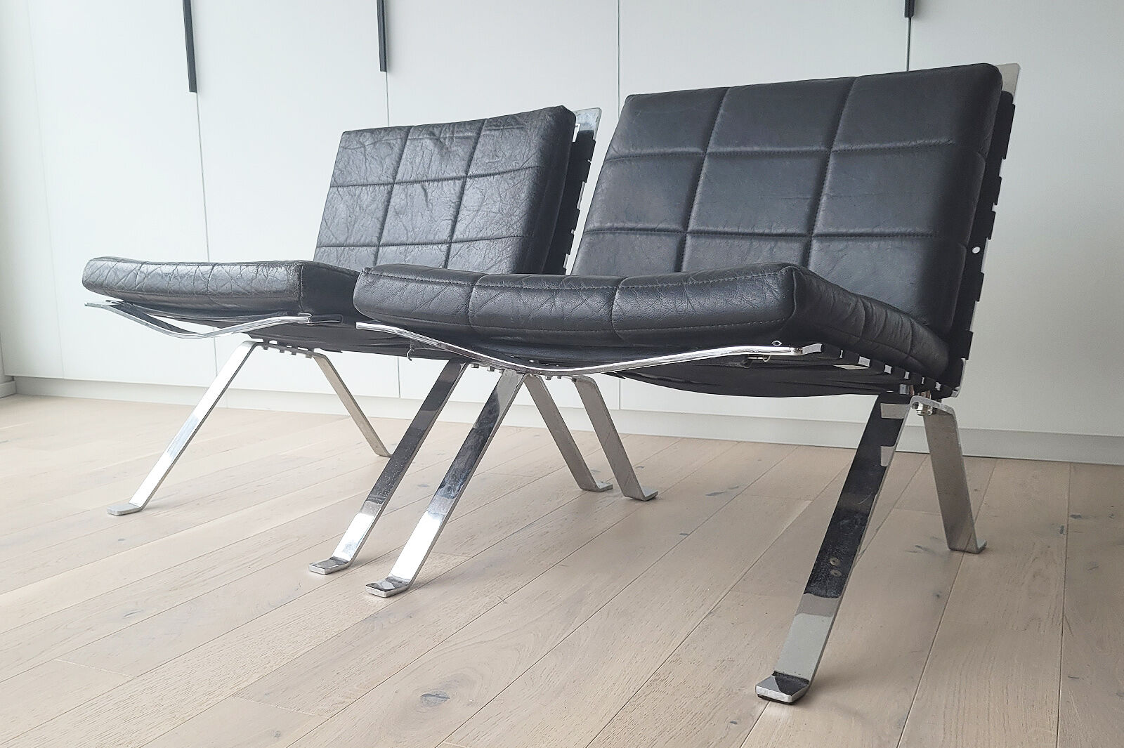 Pair of black leather loung chairs by Hans Eichenberger for Girsberger
