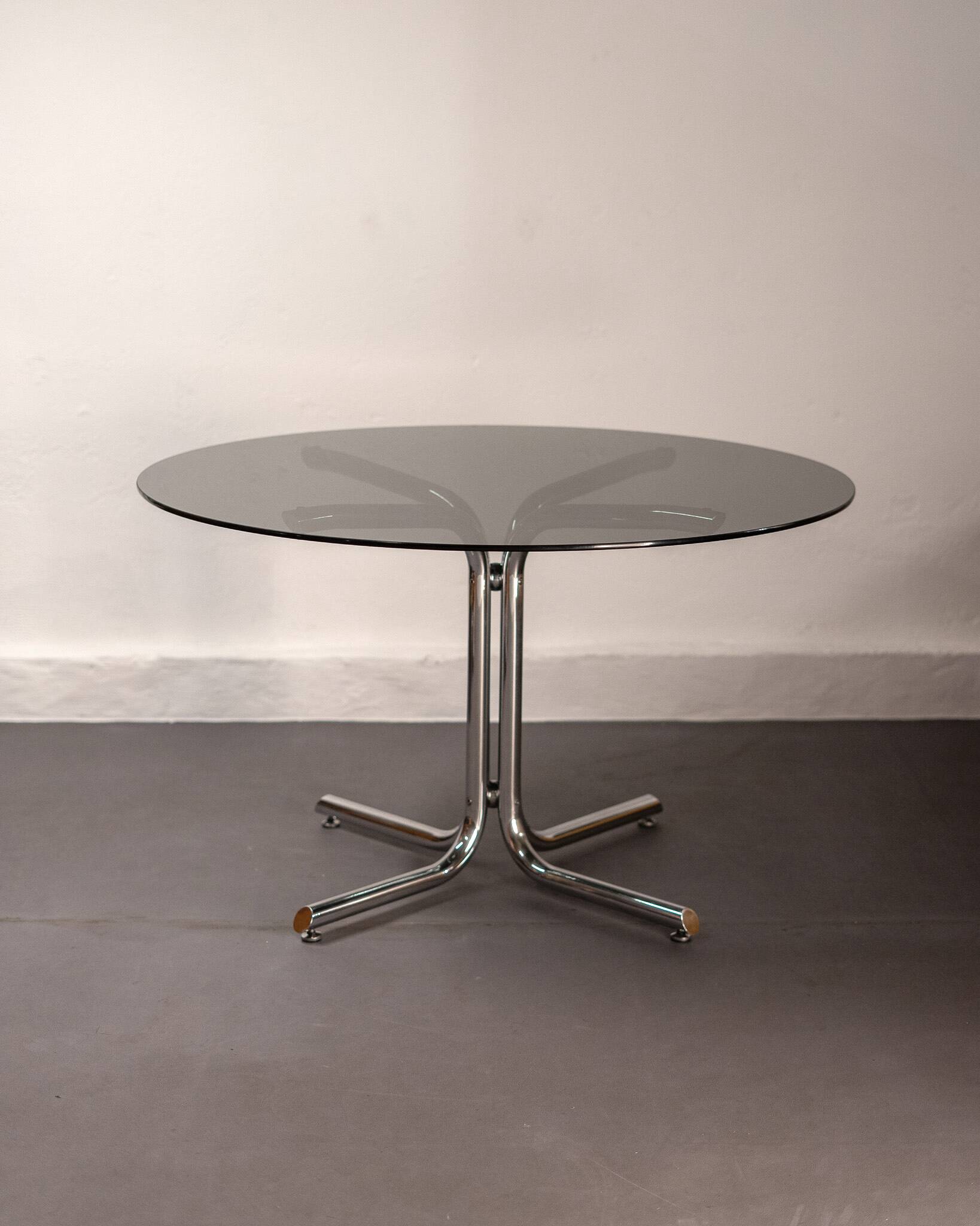 Round dining table in smoked glass and chrome-plated steel, Italy, 1970