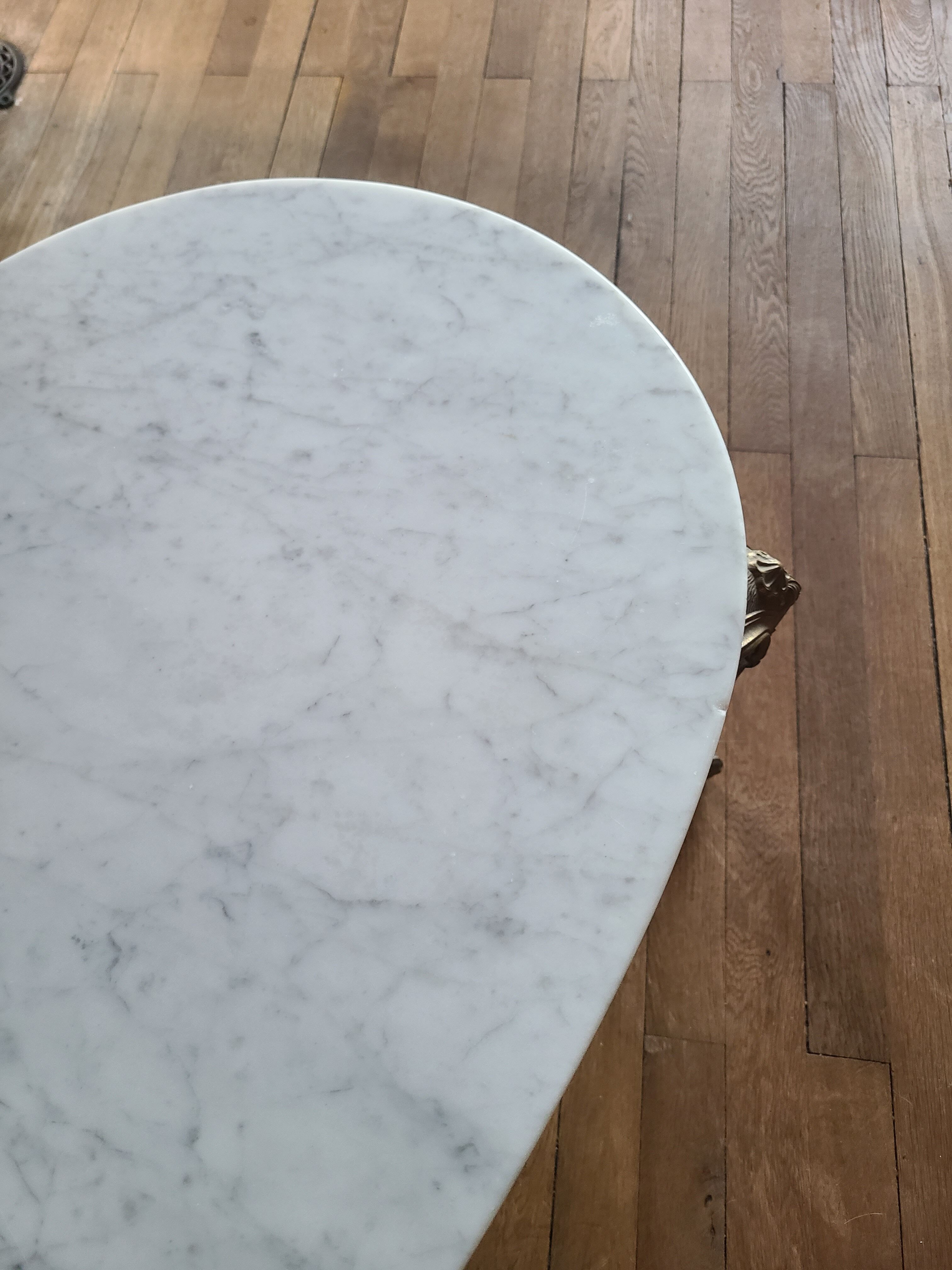 Coffee table in white Carrara marble