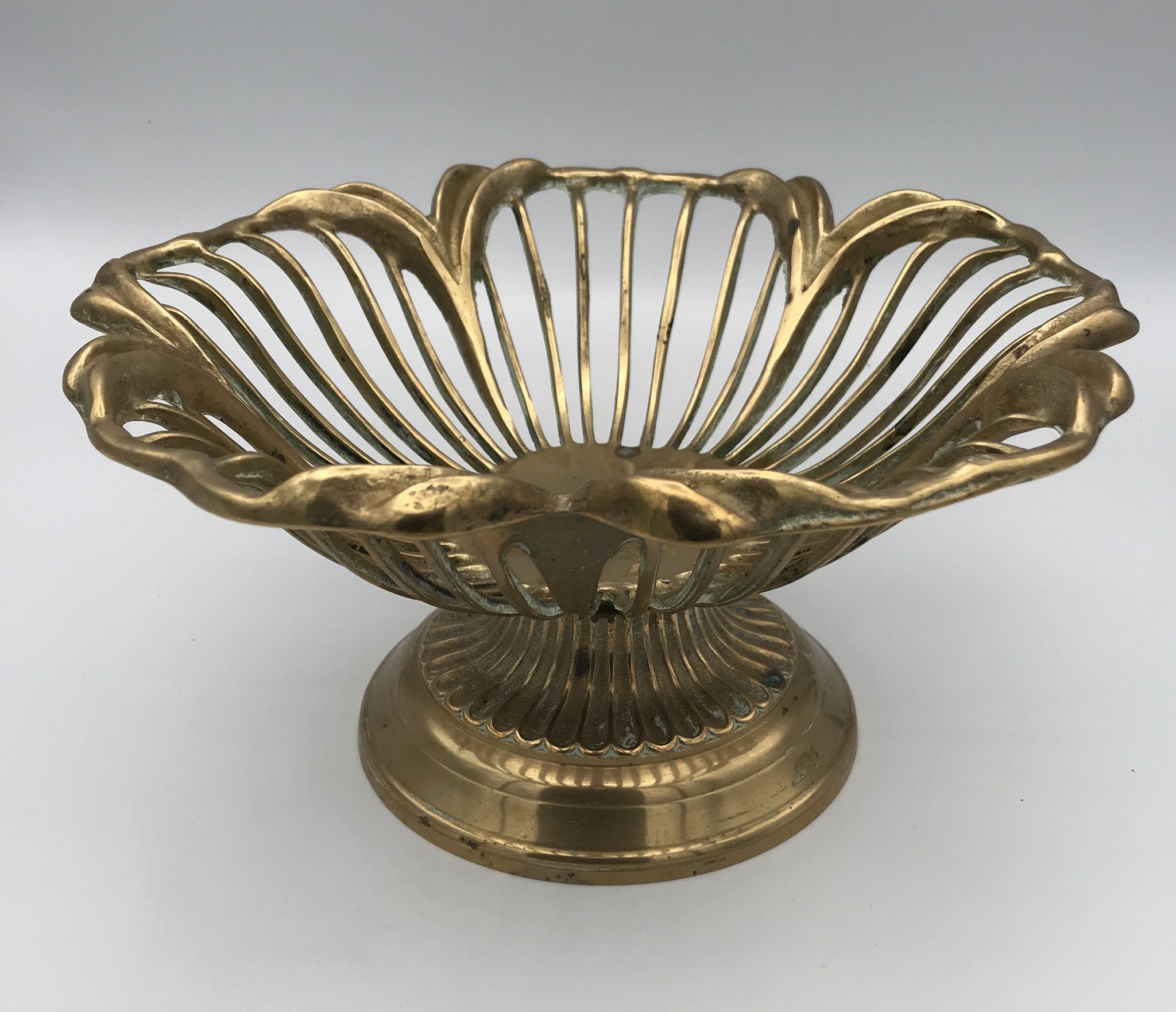 Stand cup or vintage basket of floral shape in golden brass, italy