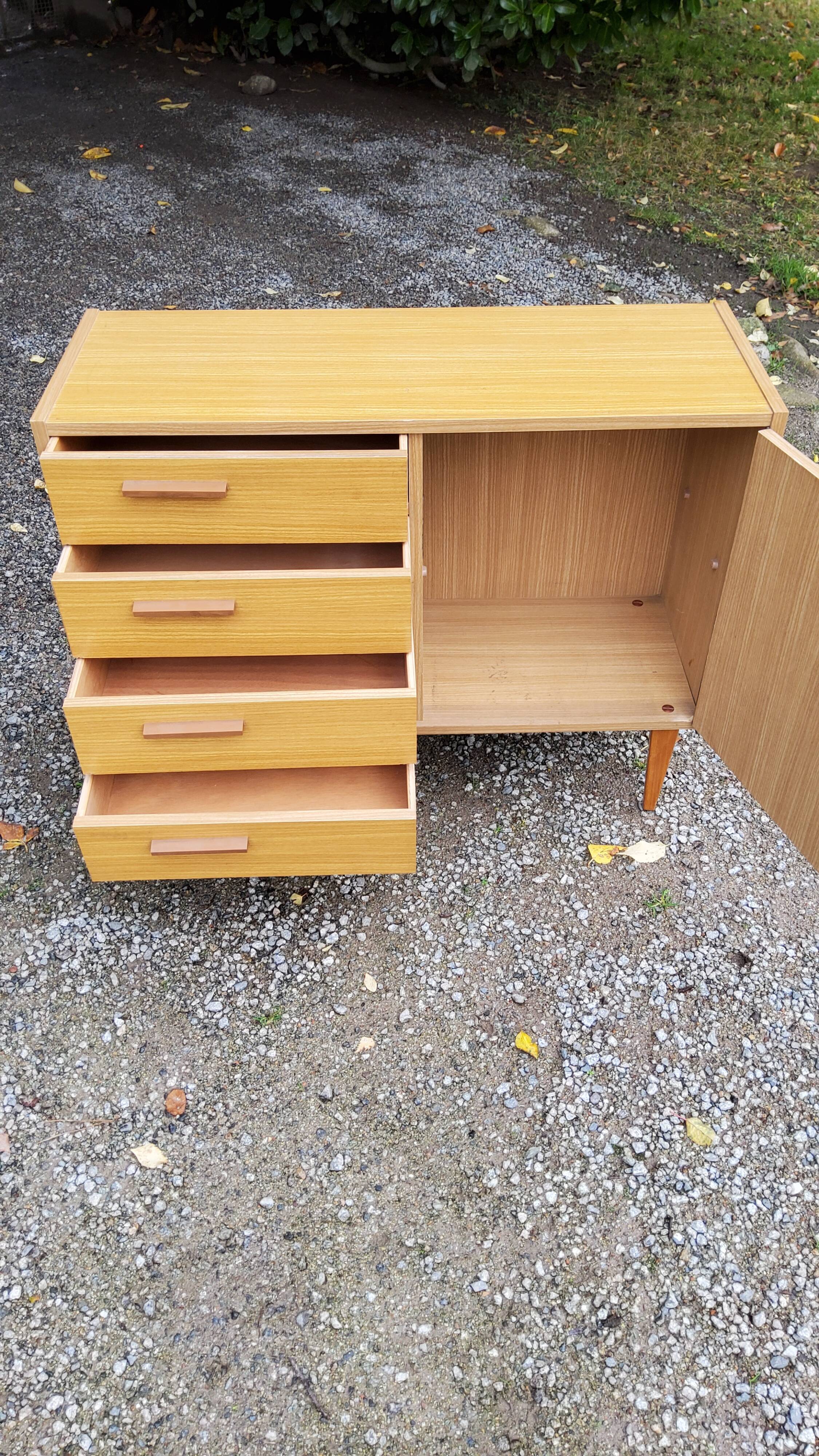 Chest of drawers of the 60s/70 feet spindles