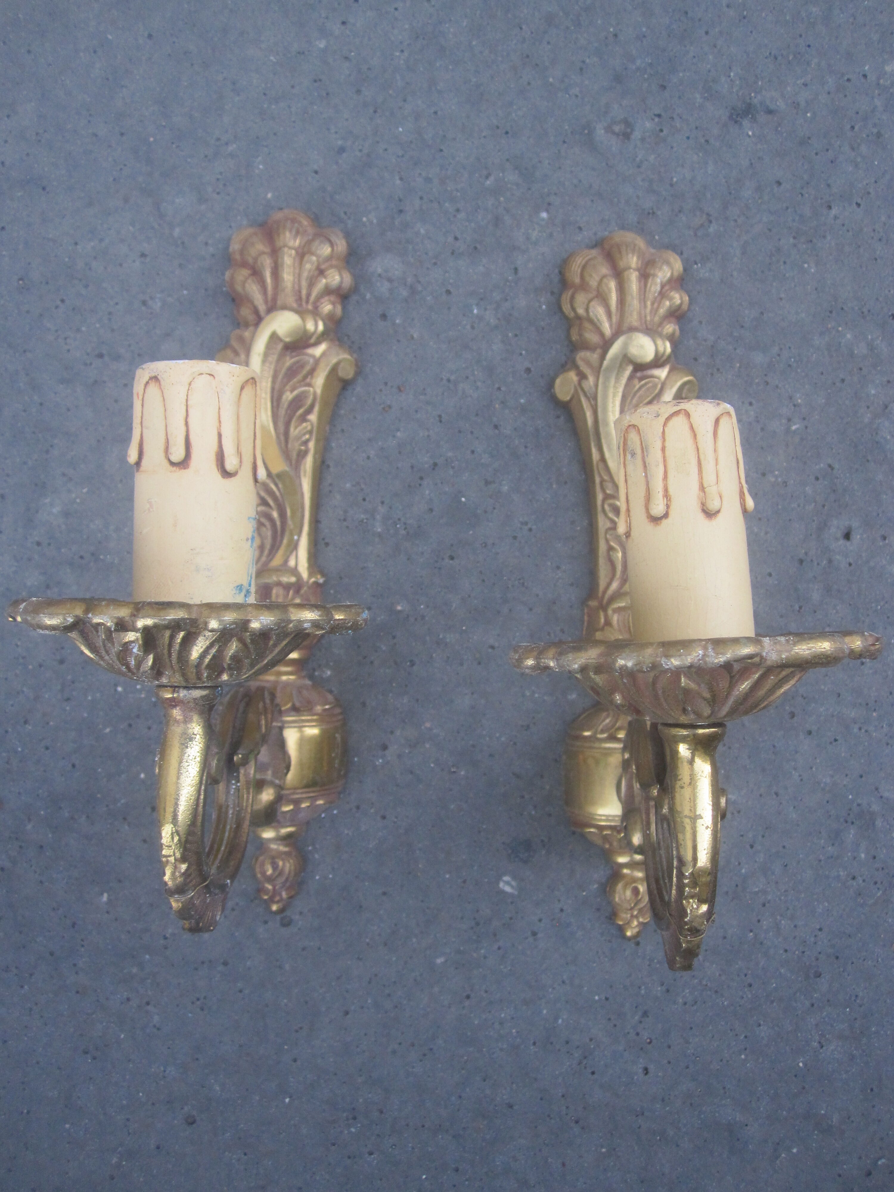 Pair of wall lights in brass