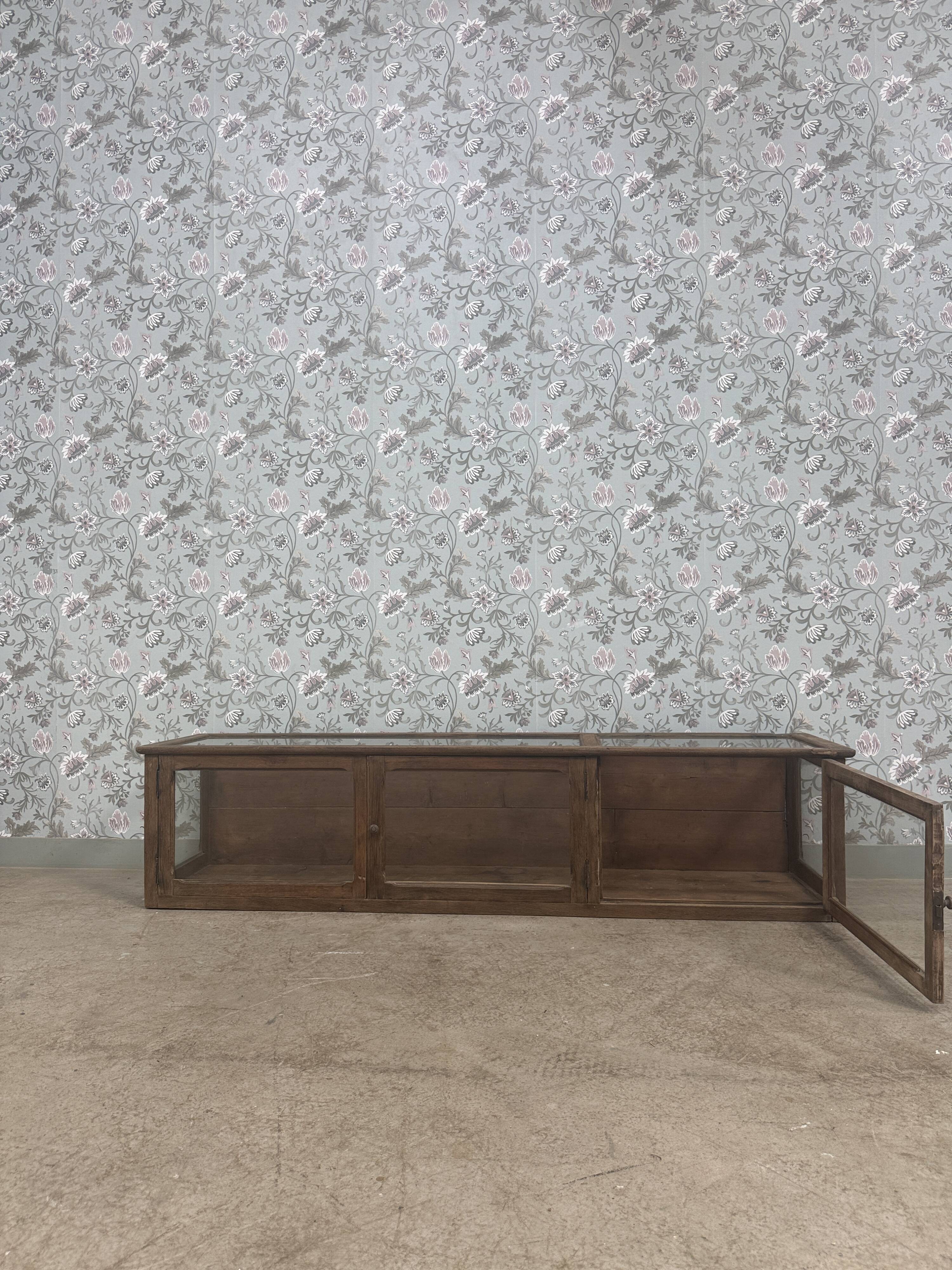 Antique shop display cabinet in oak (renovated)