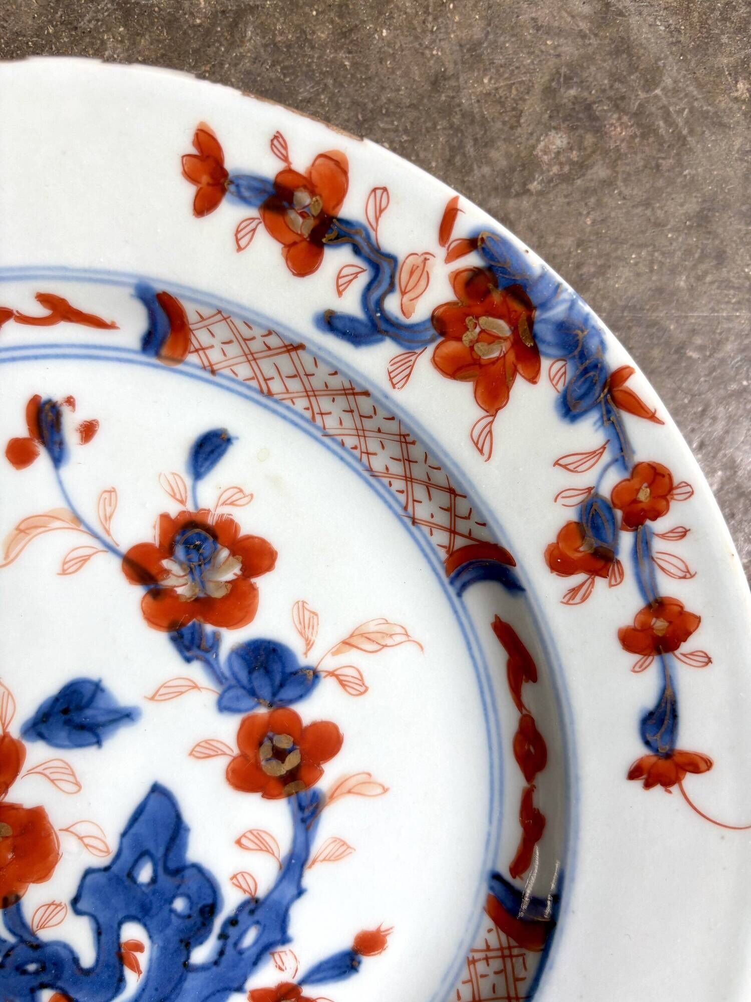 Compagnie des Indes porcelain flat plate with hand-painted Imari decoration, 18th century, no. 2