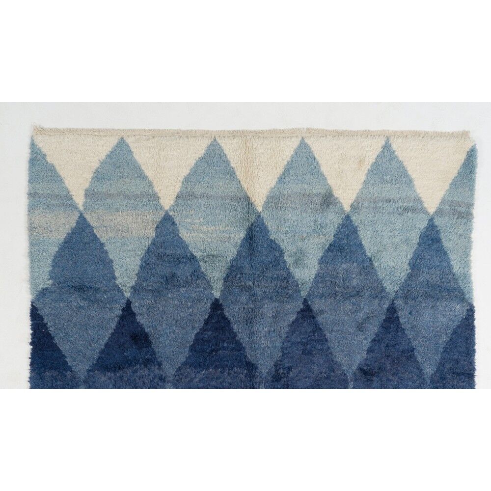 Tapis en laine contemporain avec des diamants bleus entrelacés.