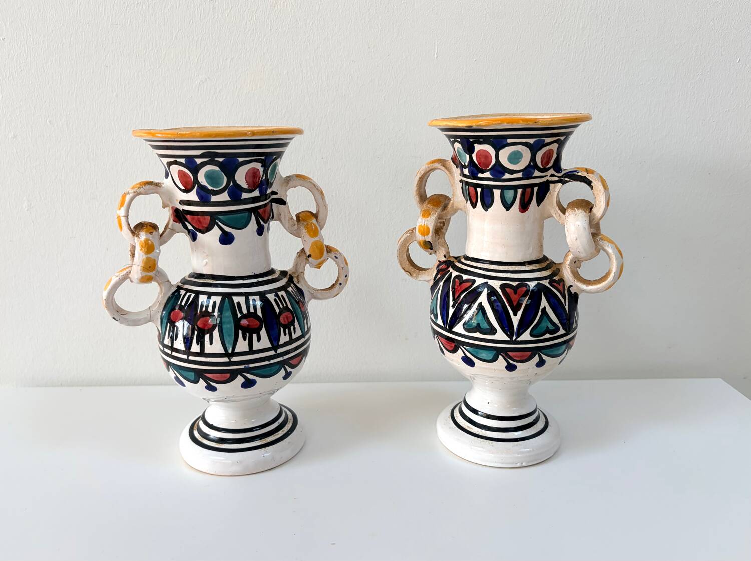 Paire de vases anciens en faïence / Poteries méditerranéenne à anneaux