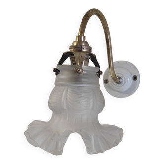 Swan neck wall light in brass, porcelain and glass paste - mid 20th century.