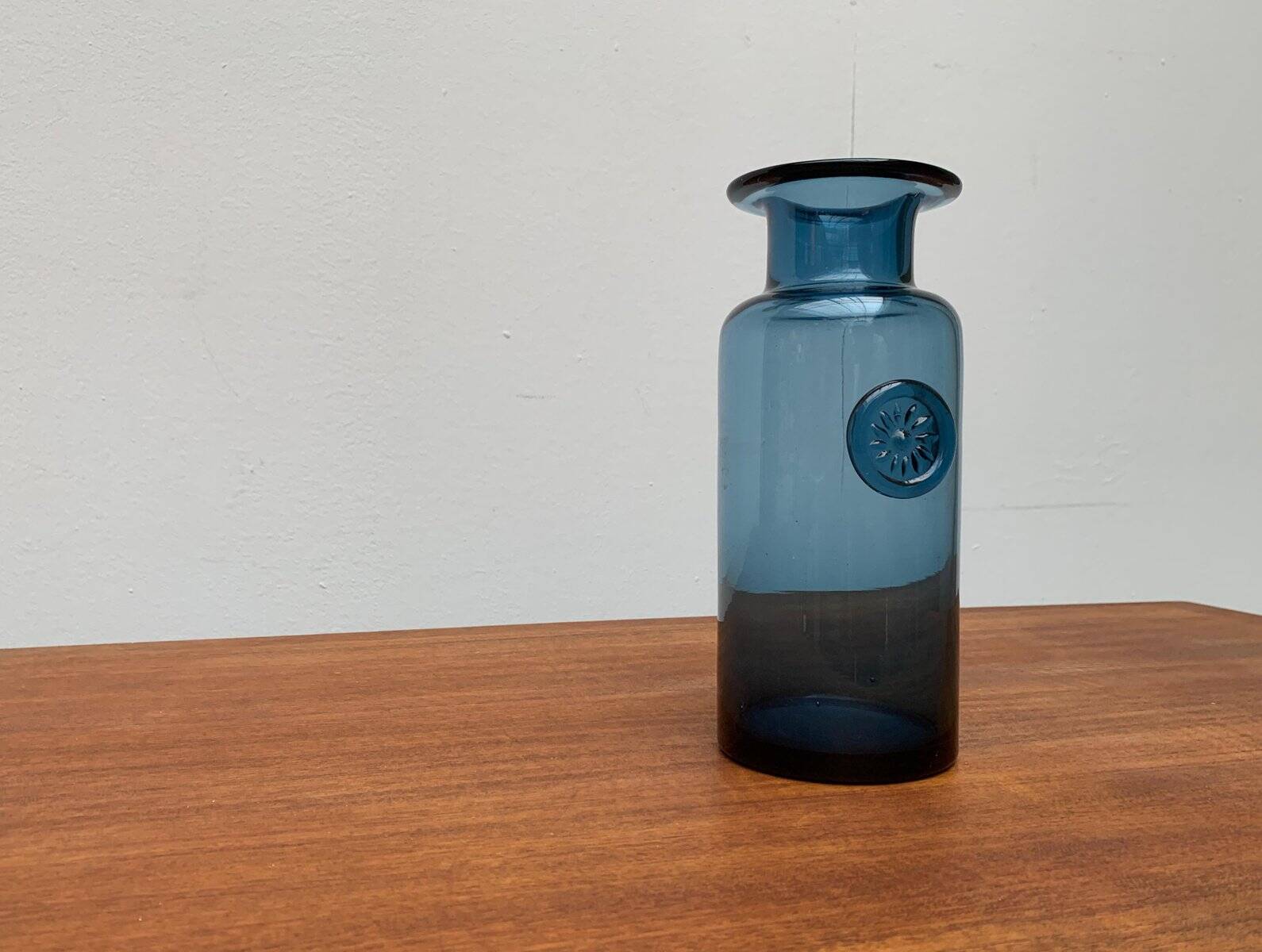 Vase en verre bleu vintage avec ornement de sceau