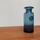 Vase en verre bleu vintage avec ornement de sceau