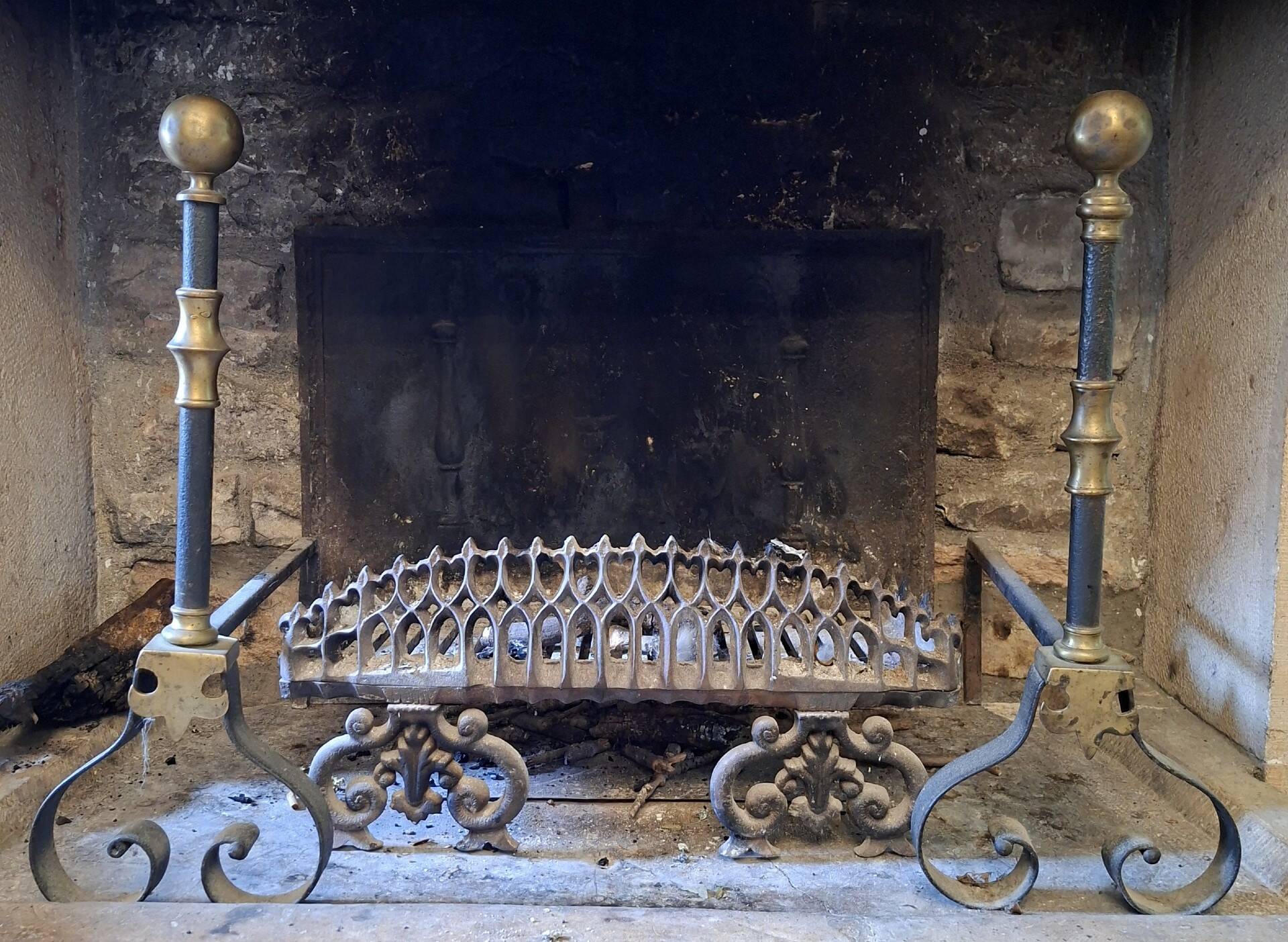 Paire de chenets en fer forgé et laiton avec porte-bûches de cheminée, xixe