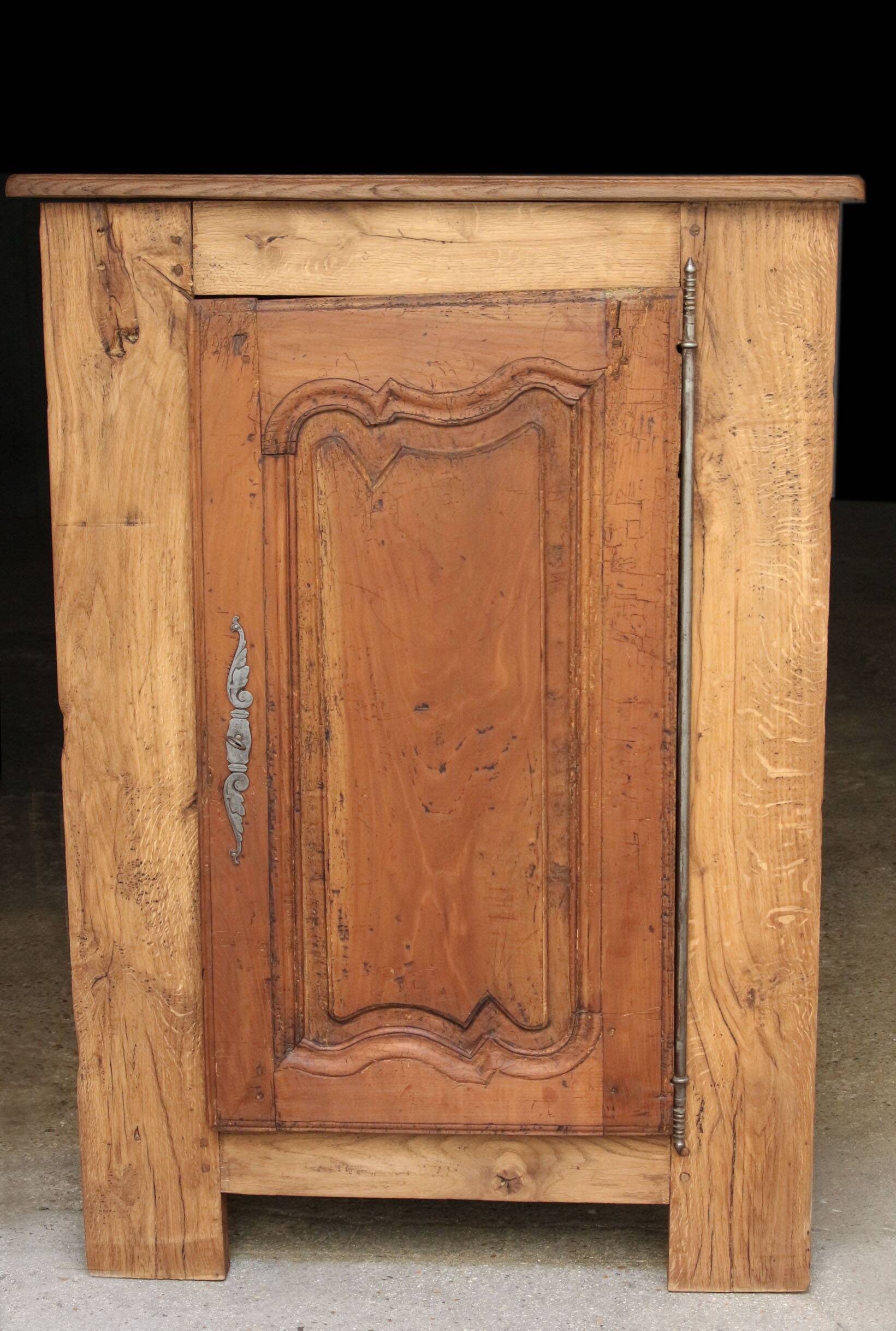 Magnifique meuble d'angle du 18eme siècle. Chêne massif et merisier.