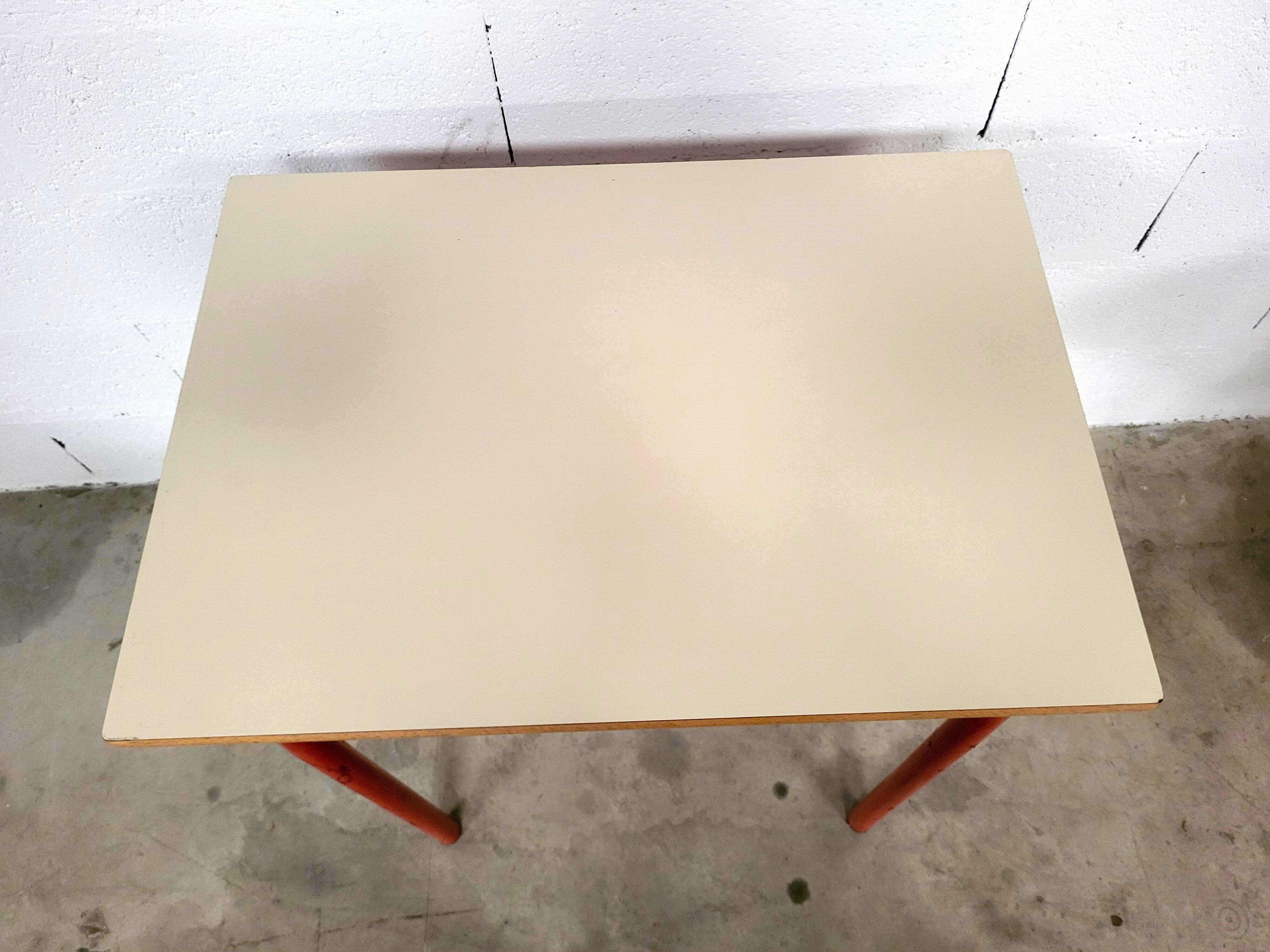 40 Yellow, red school desks and desks from the 80s/90s