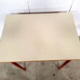 40 Yellow, red school desks and desks from the 80s/90s