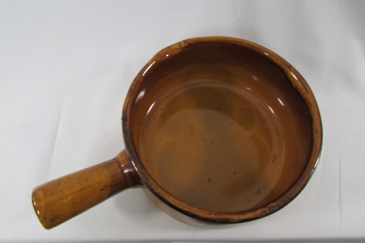 Enamelled terracotta pan