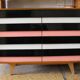 Enfilade U453 en bois par Jiří Jiroutek — façades laquées noir, blanc et rose, années 1960