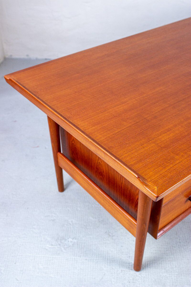 Danish mid-century desk model 207 in teak by Arne Vodder for Sibast, 1960s.