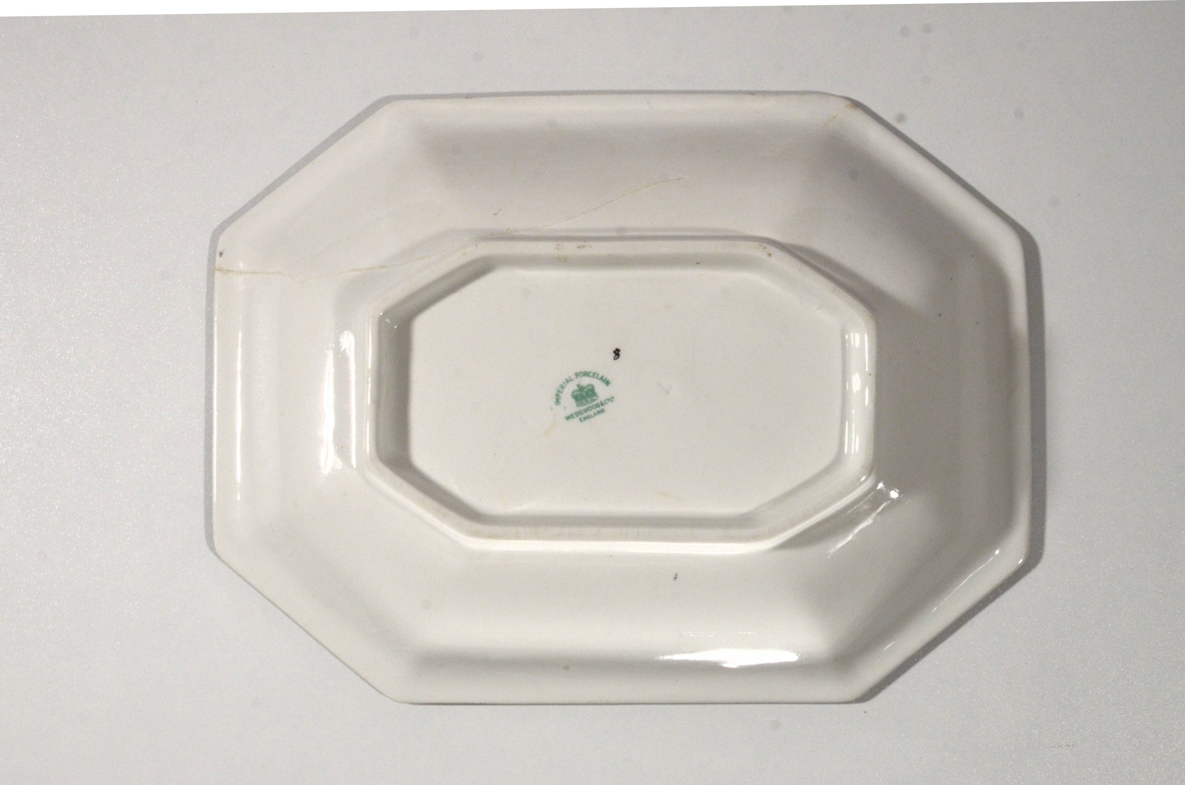 Decorative plate in fine porcelain Wegdwood & Co, 26x19cm, rare, average condition.