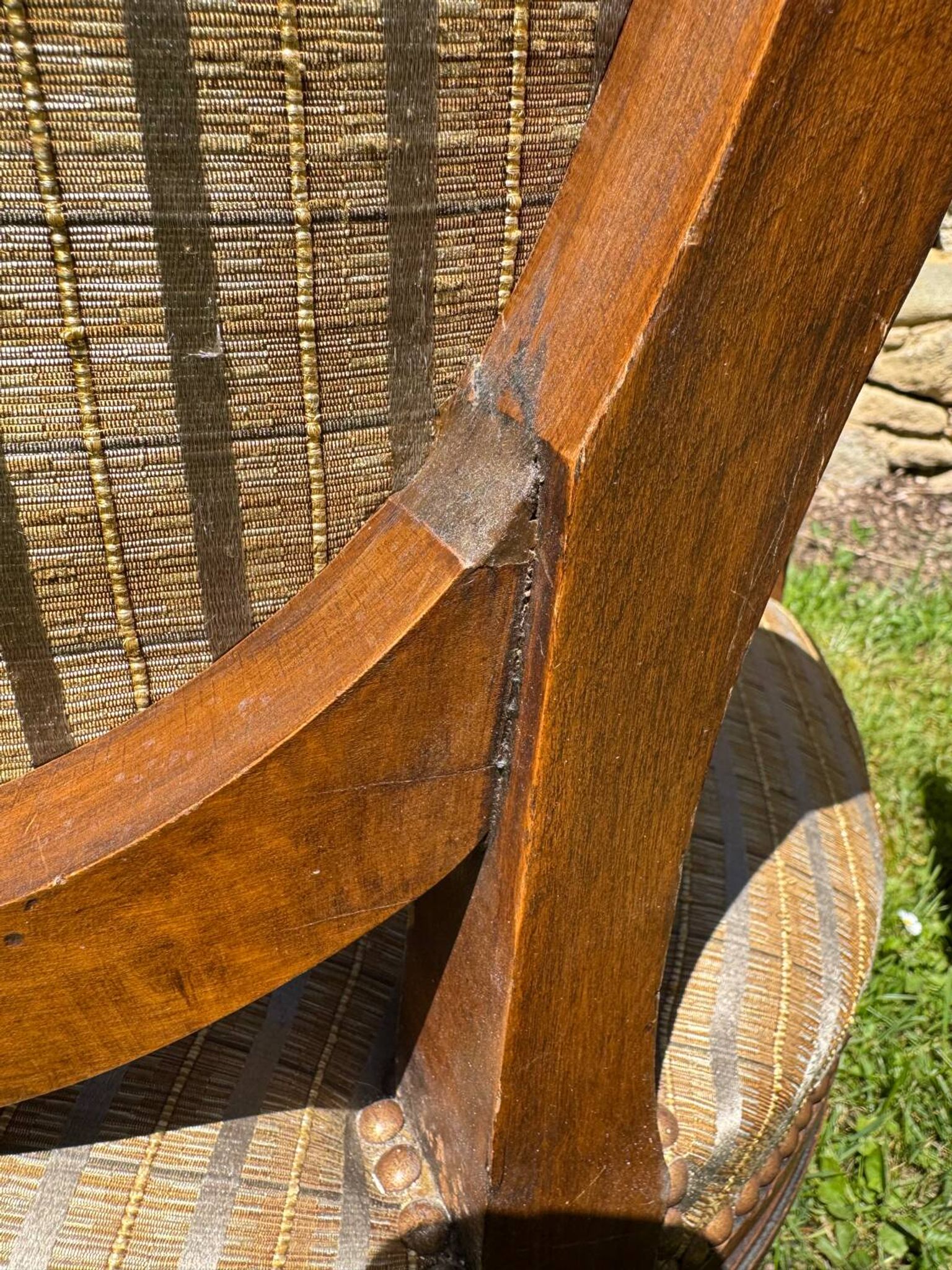 Paire de fauteuils cabriolet Louis XVI – dossier médaillon