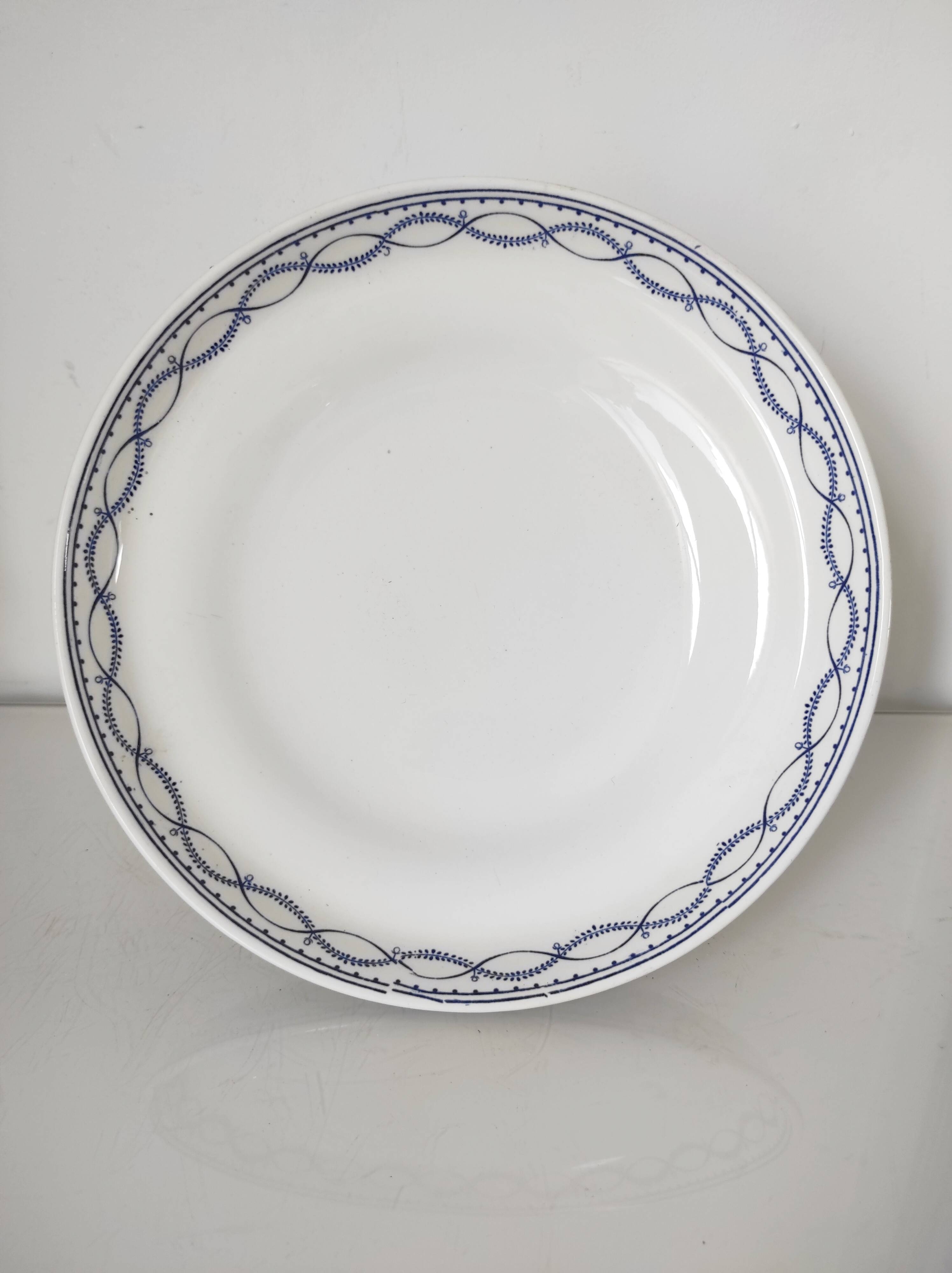 Boch Frères earthenware heeled dish