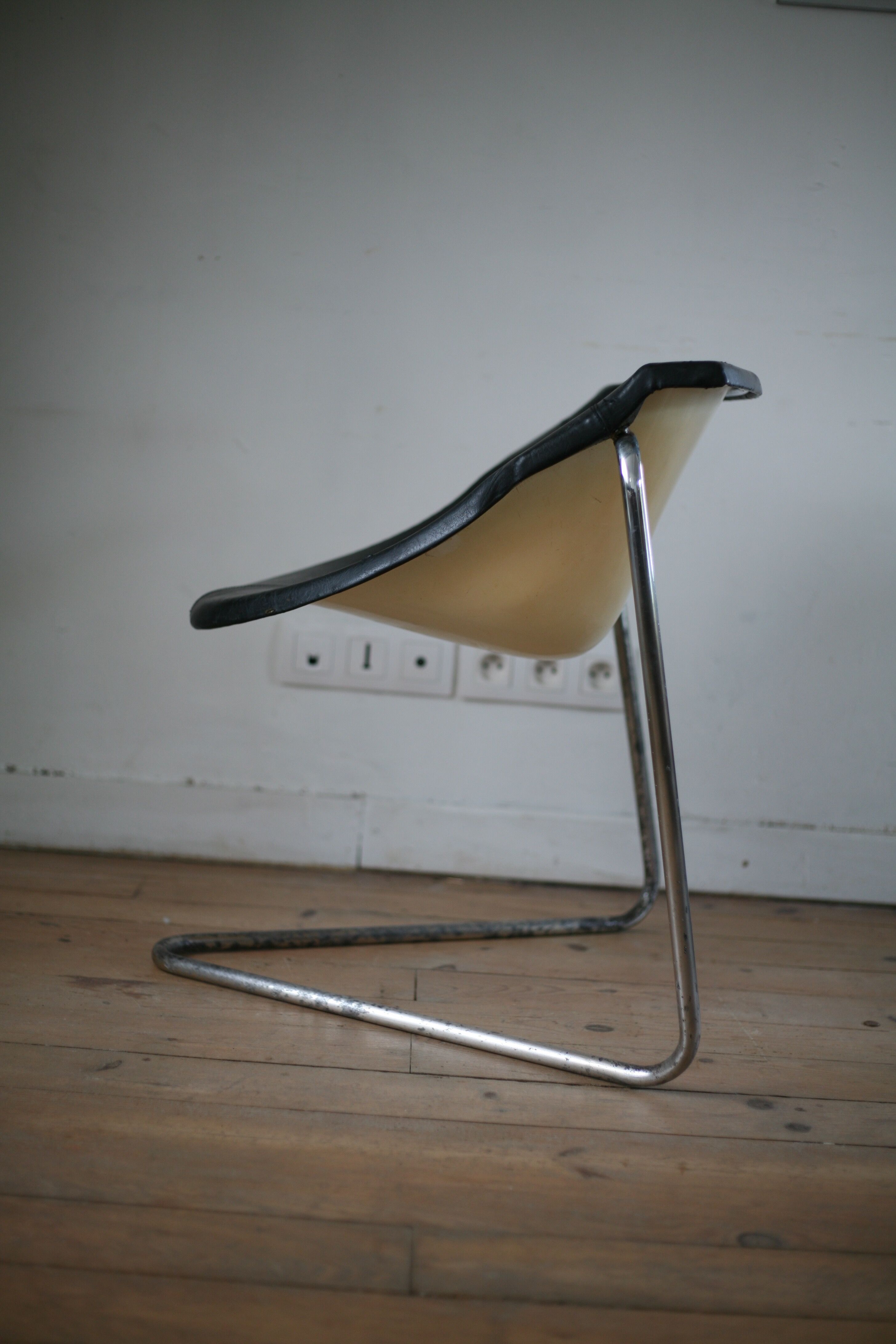 Pussycat chair, Steiner edition, design by Kwok Hoi Chan, France , 1969