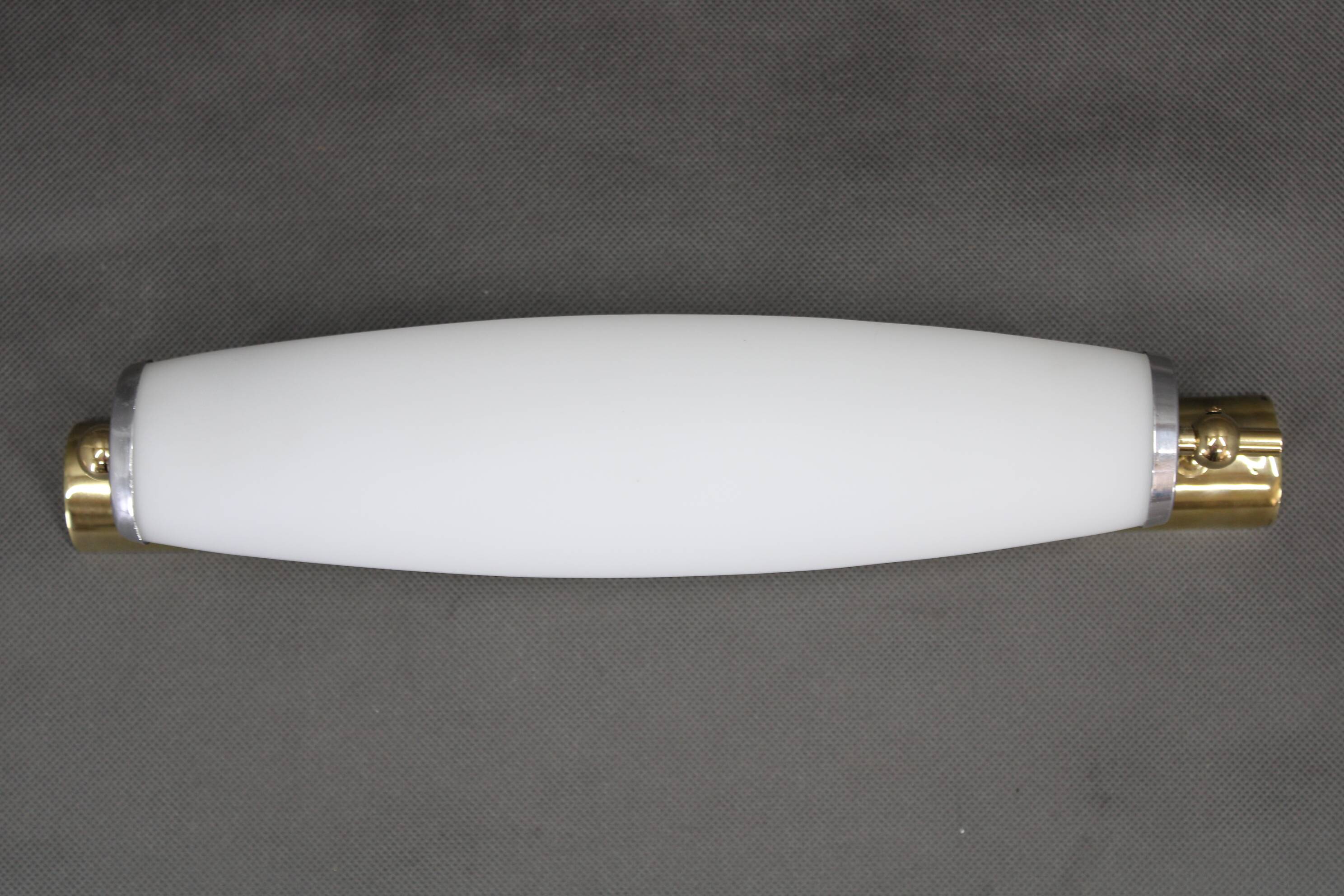 Applique murale en laiton et verre opalin Art Déco, Italie, années 1940.