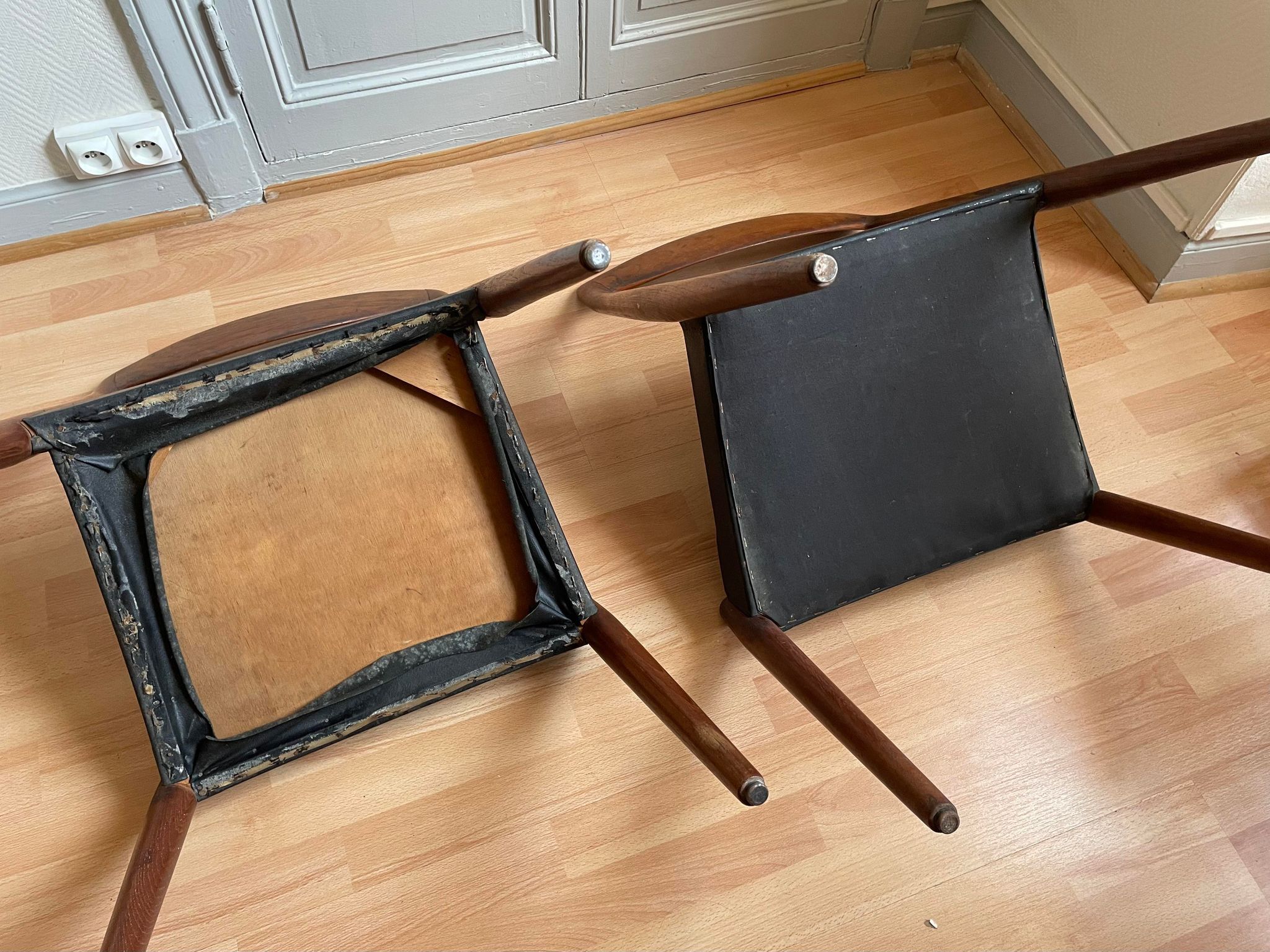 Paire de chaises scandinaves simili cuir noir