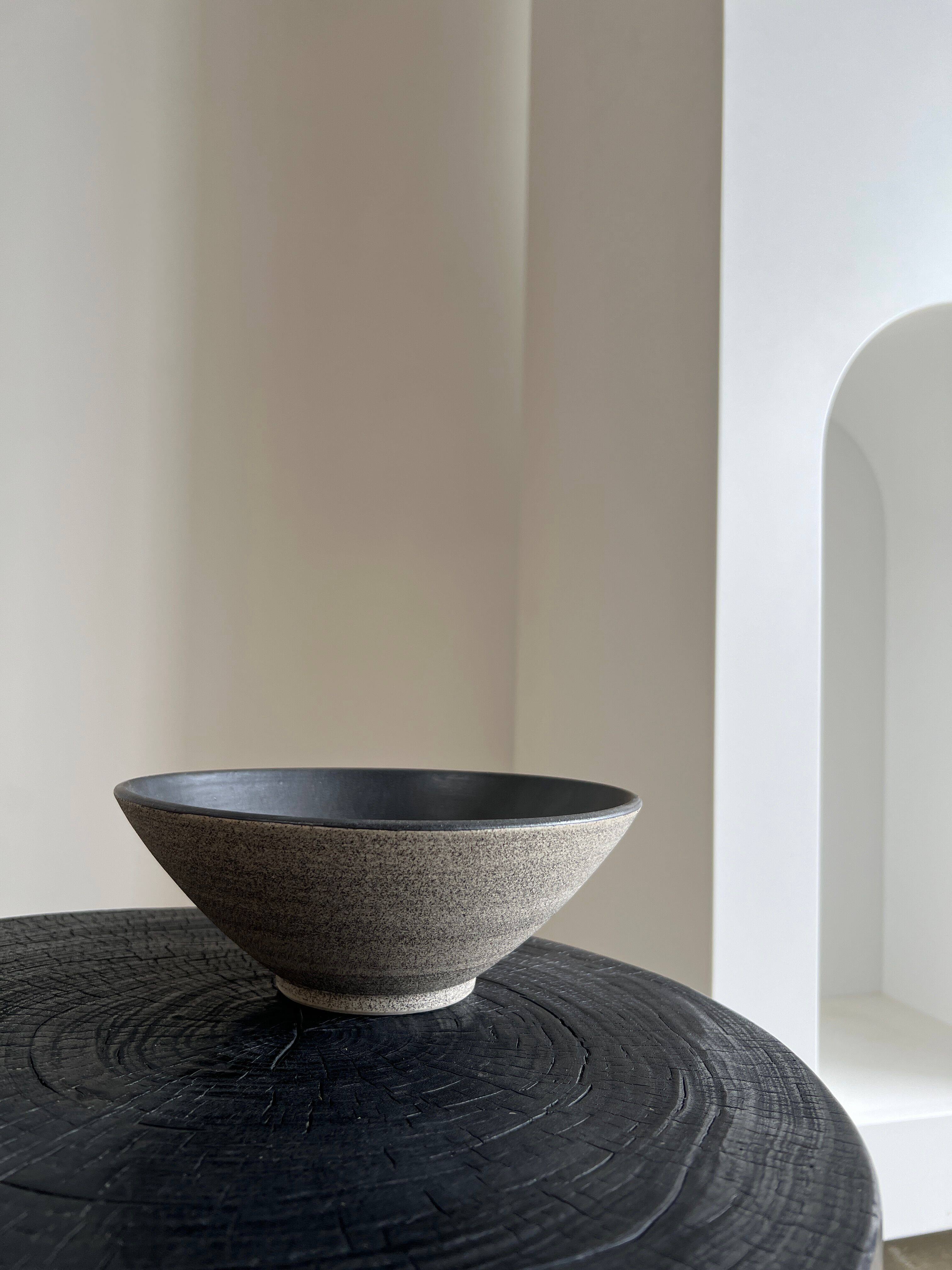 Black mango wood tripod side table with a semi-spherical top, height: 45 cm, diameter: 44 cm.