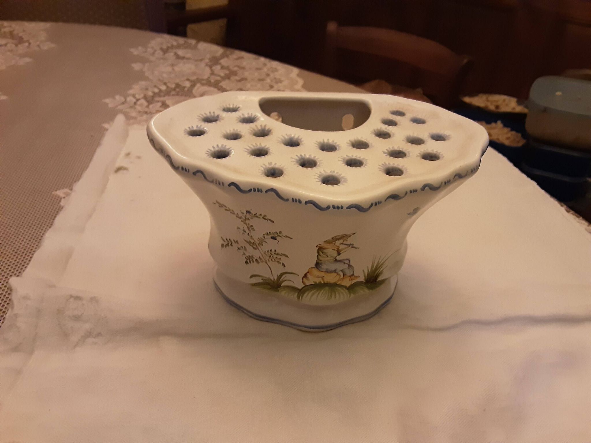 Bouquetière faience Moustier fait main signée