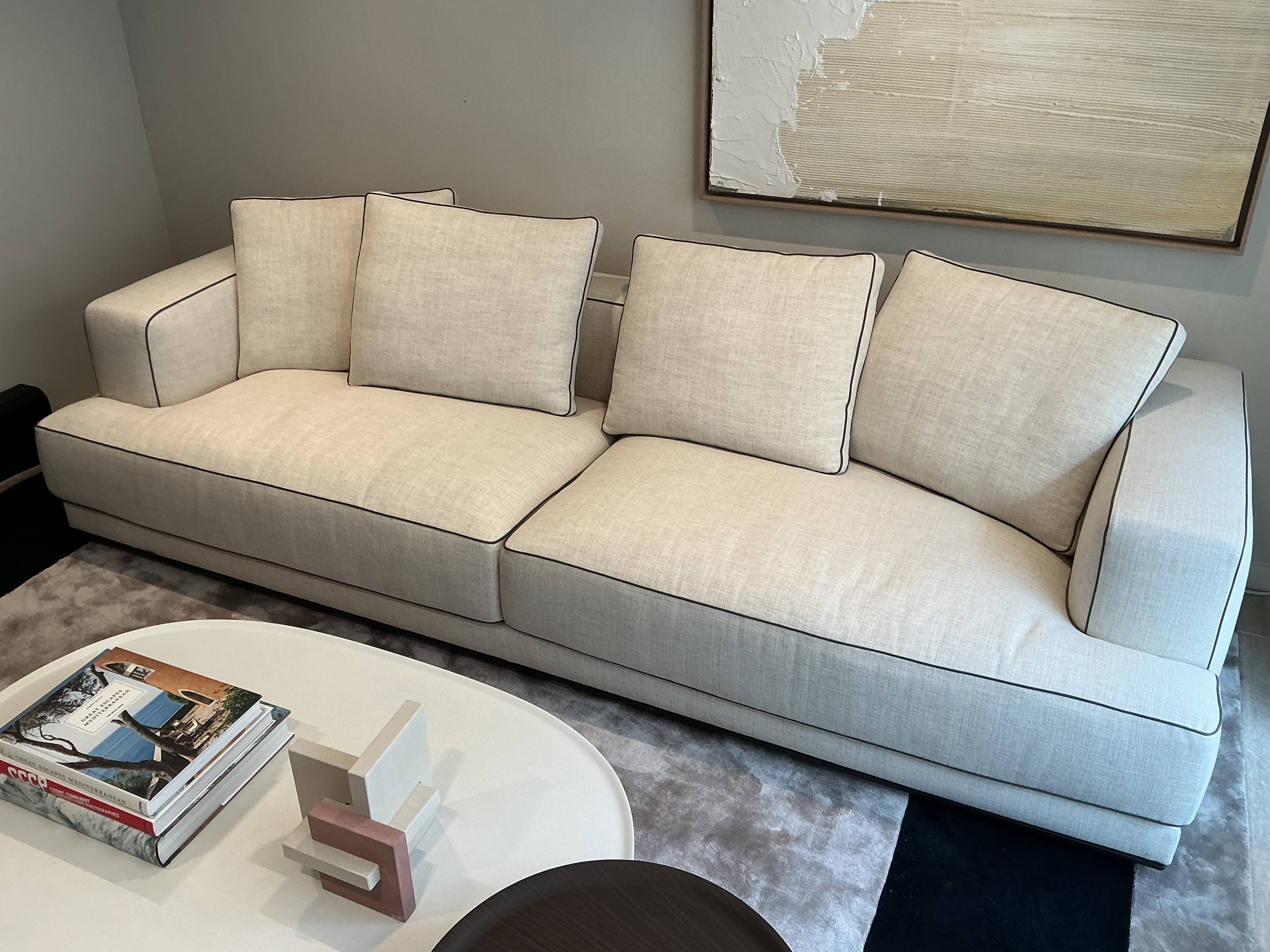 Augusto exhibition sofa from the Molteni brand
