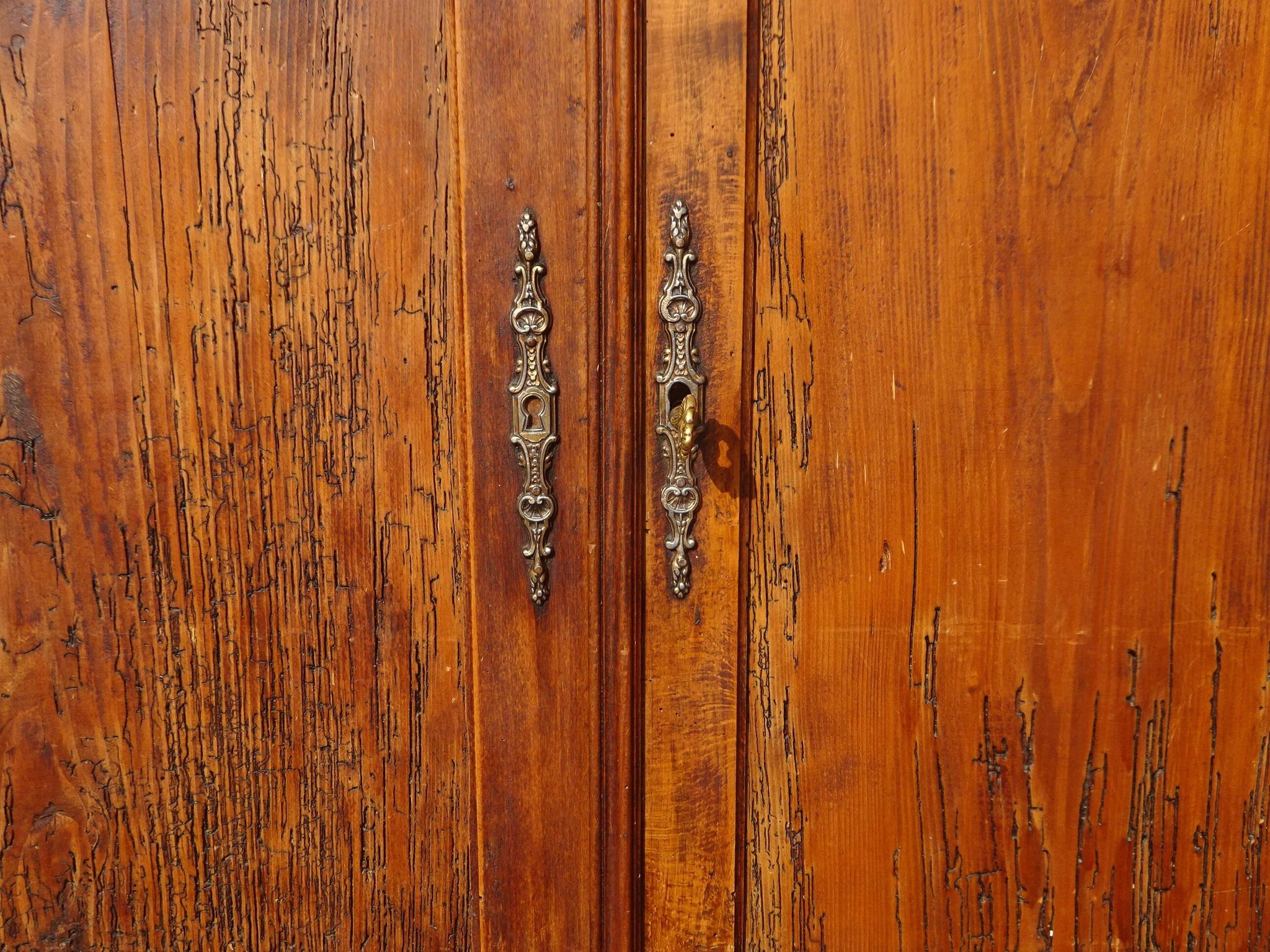 Ancien buffet parisien en pin