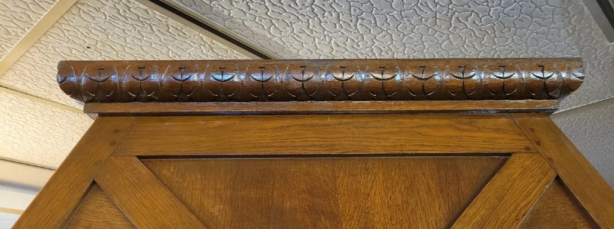 Important architectural fireplace made of solid wood, dating from the 19th century.