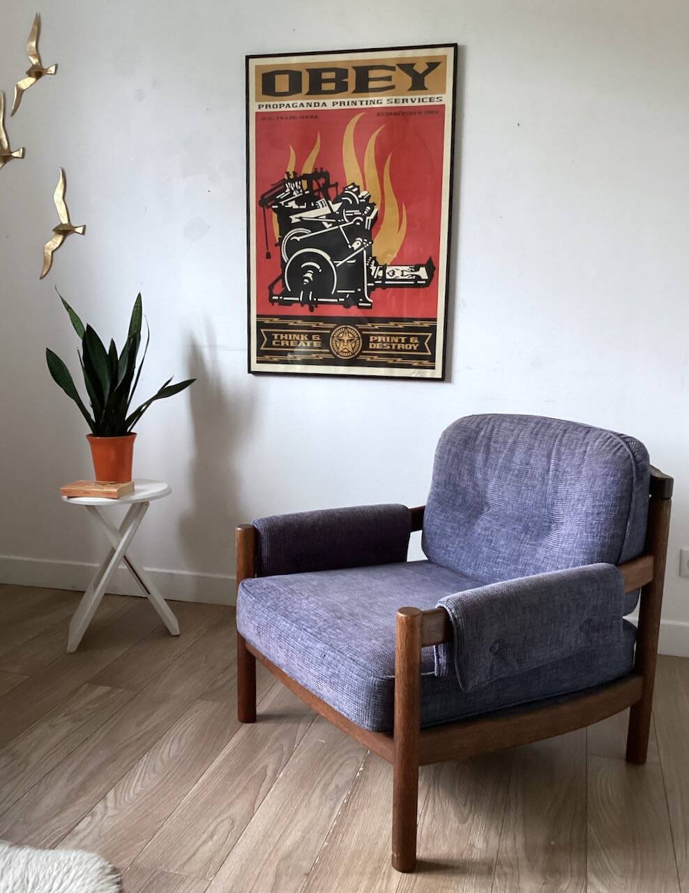 Vintage armchair in wood and blue velvet
