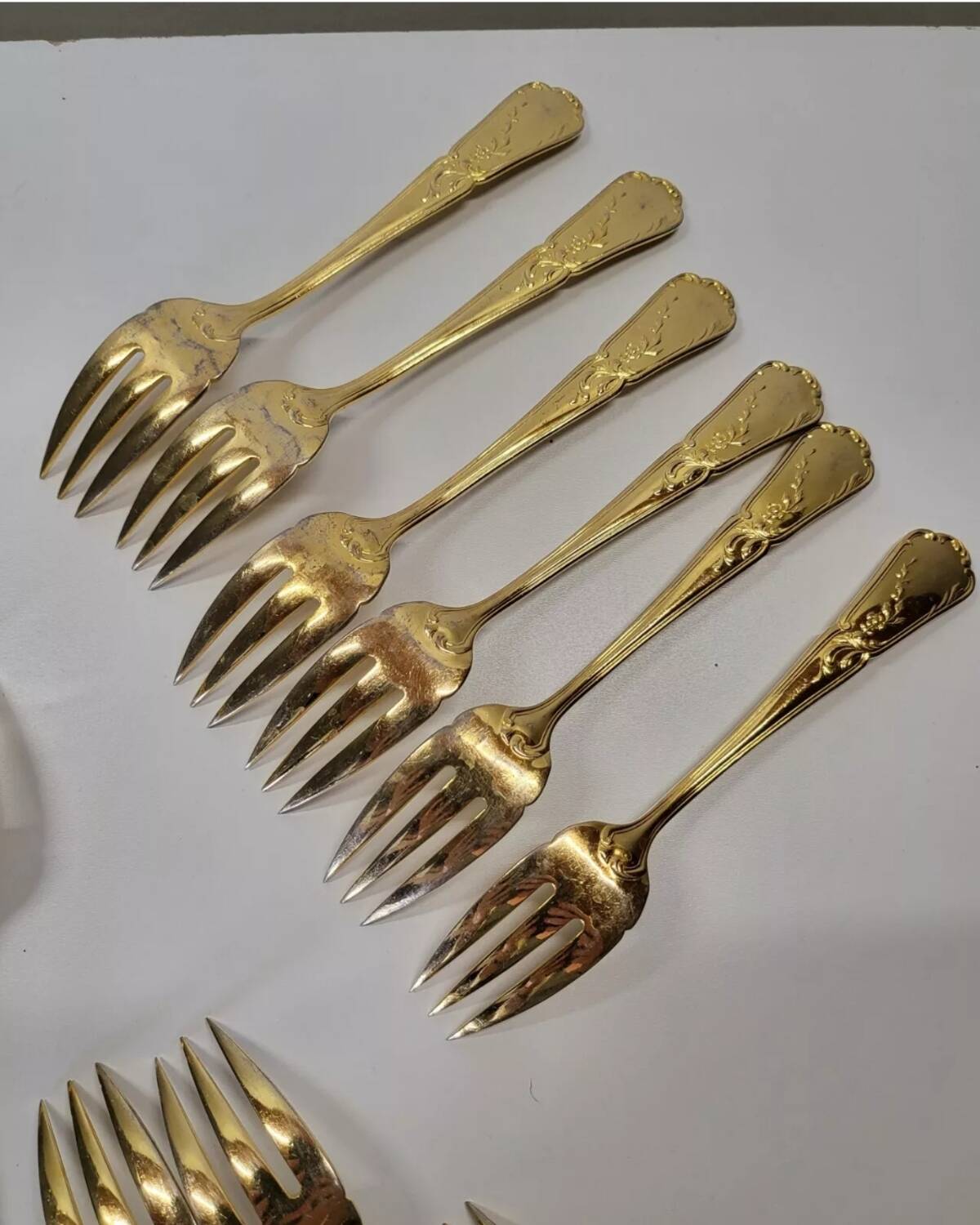 Gold metal fish cutlery, knives and forks 24 pieces