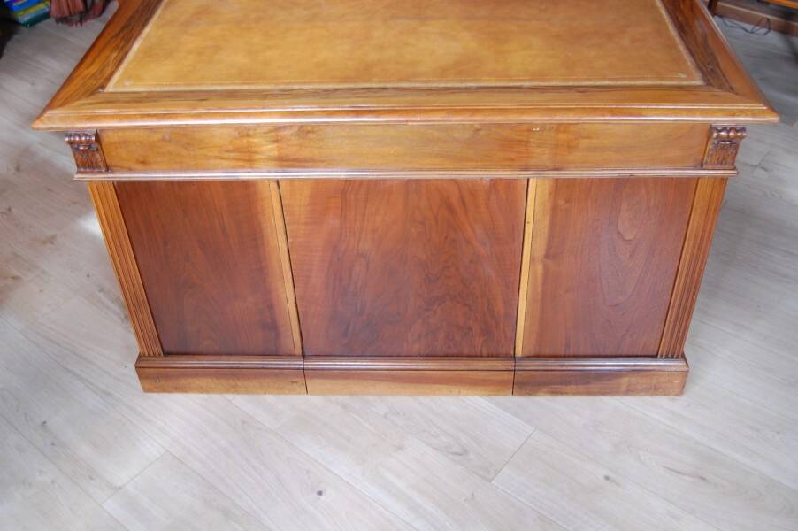 Napoleon III desk in walnut from the late 19th century.