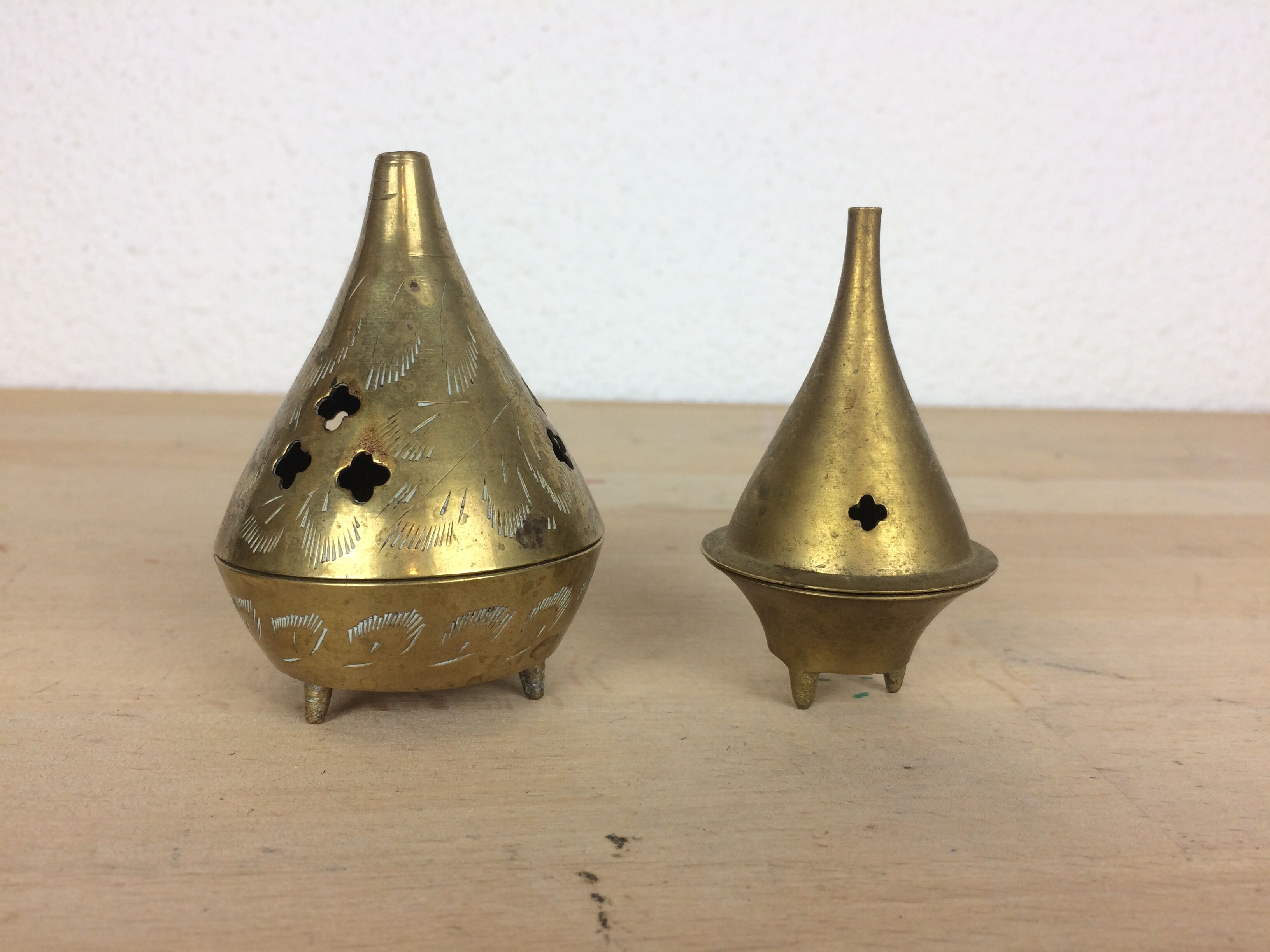 2 conical boxes burns incense in golden brass