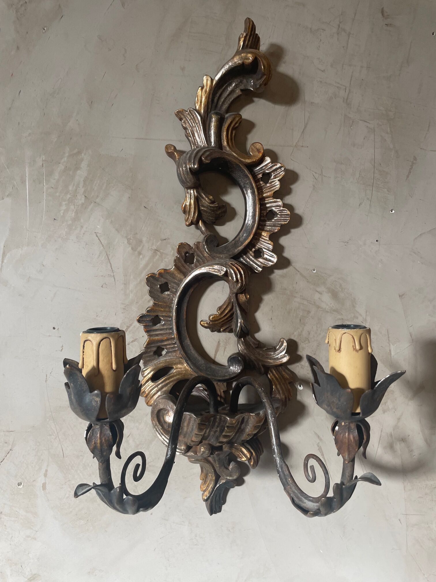 Paire d'appliques en bois sculpté