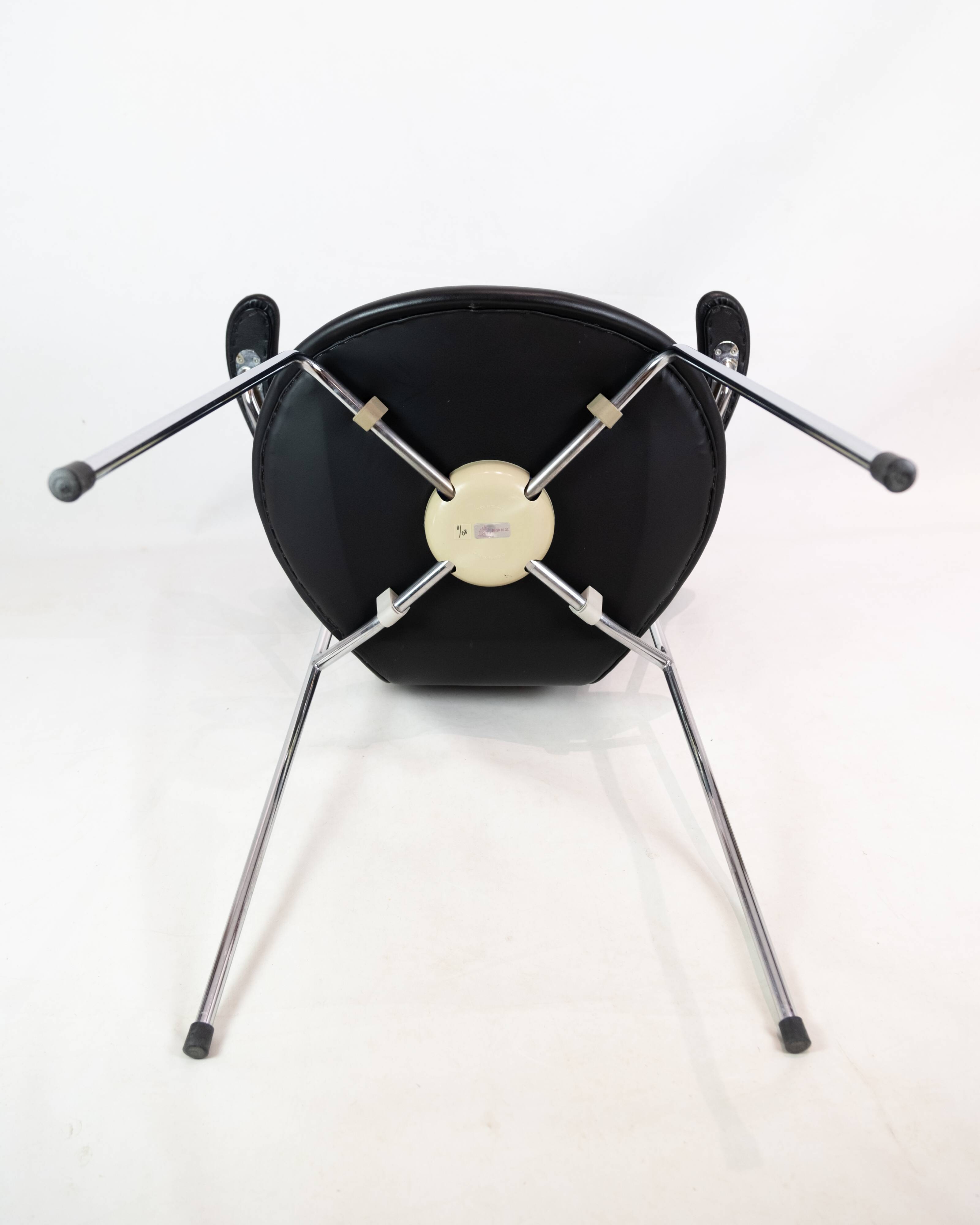 Seven Chairs With Armrests Model 3207 In Black Leather Arne Jacobsen & Fritz Hansen