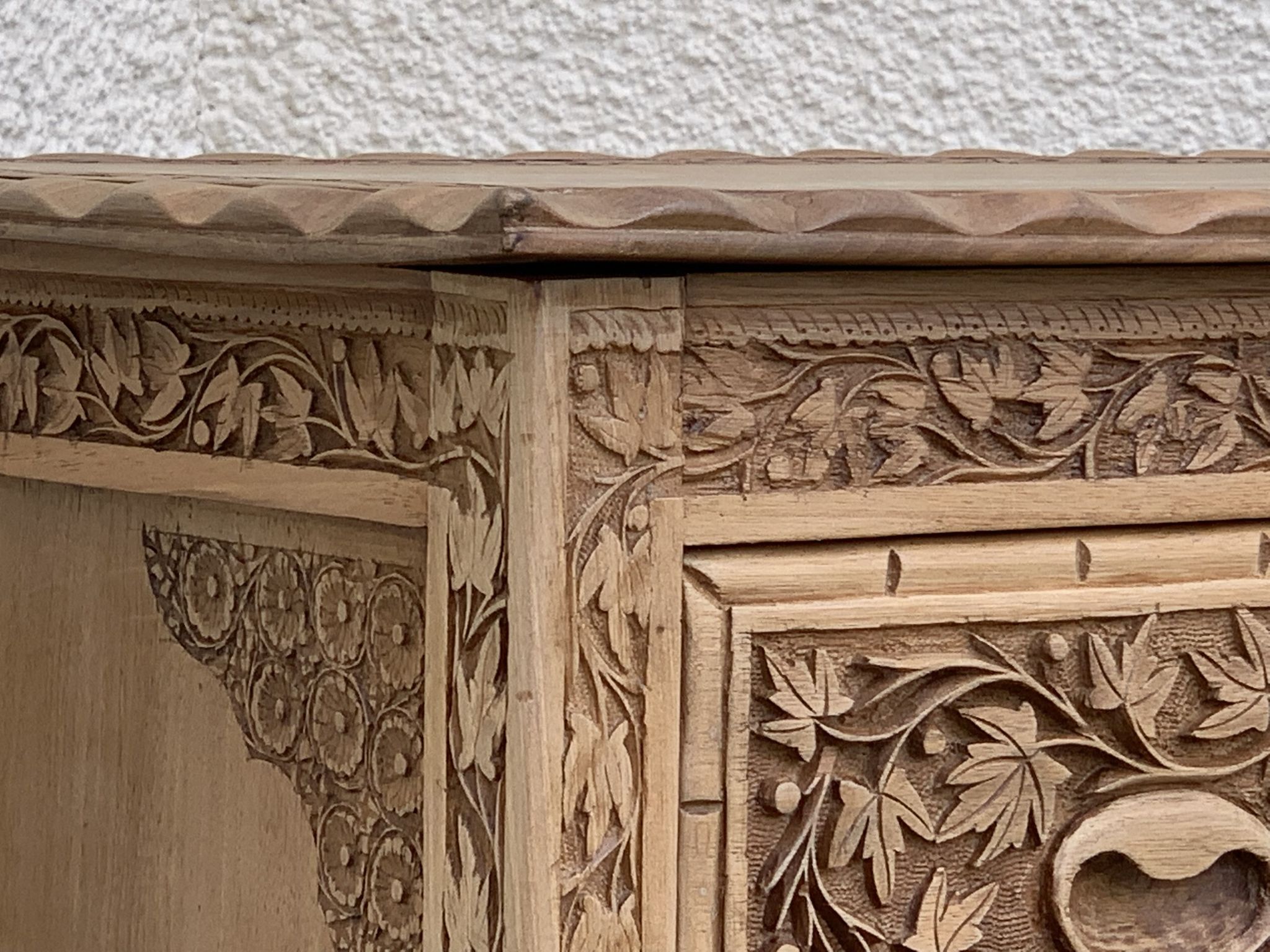 Commode vintage basse Padouk Massif sculpté 1950