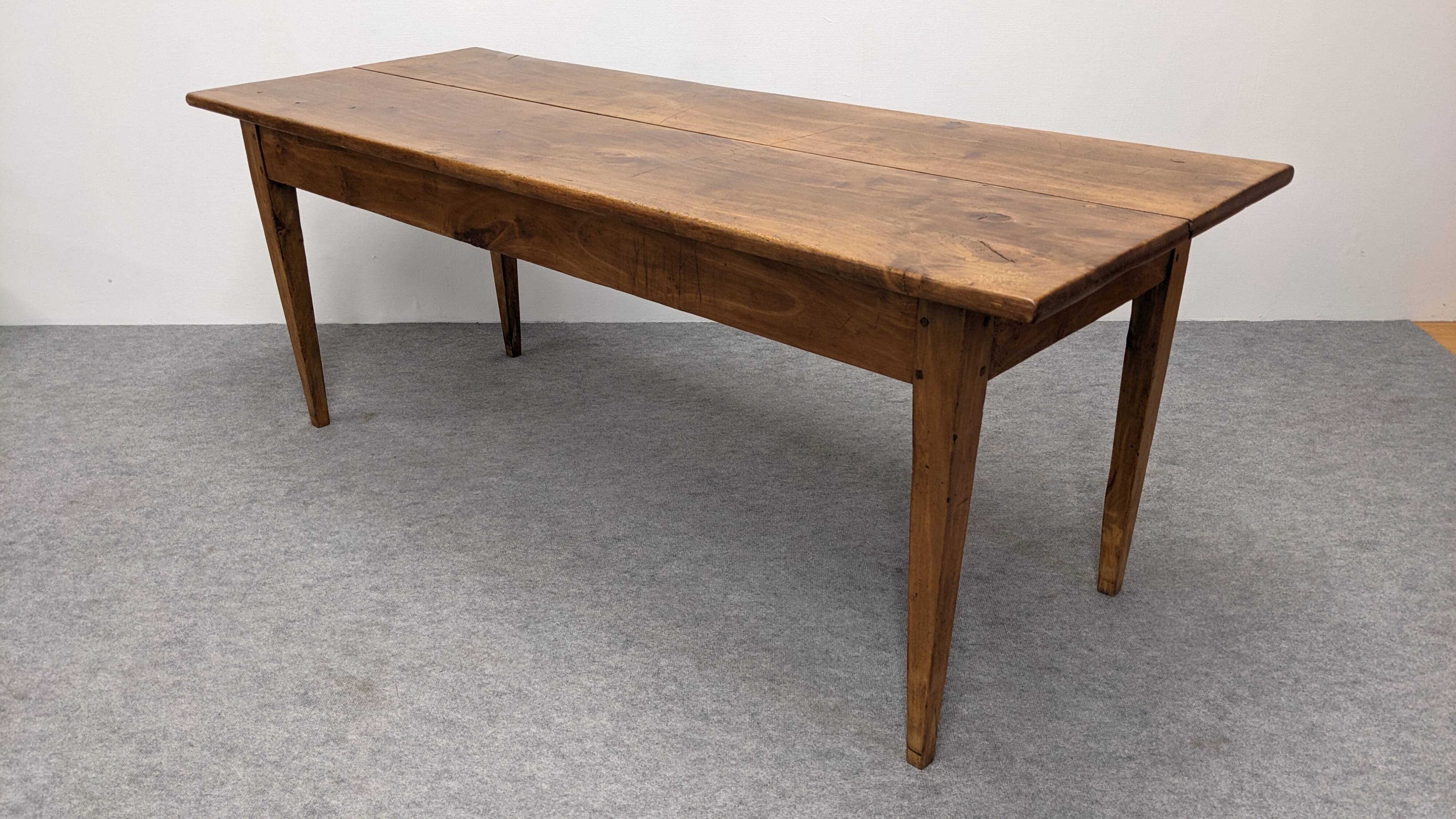 Burgundian farmhouse table in walnut, France early 19th century.