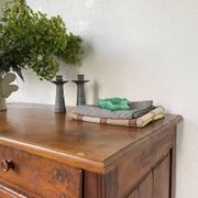 Paire de bougeoirs en grès gris