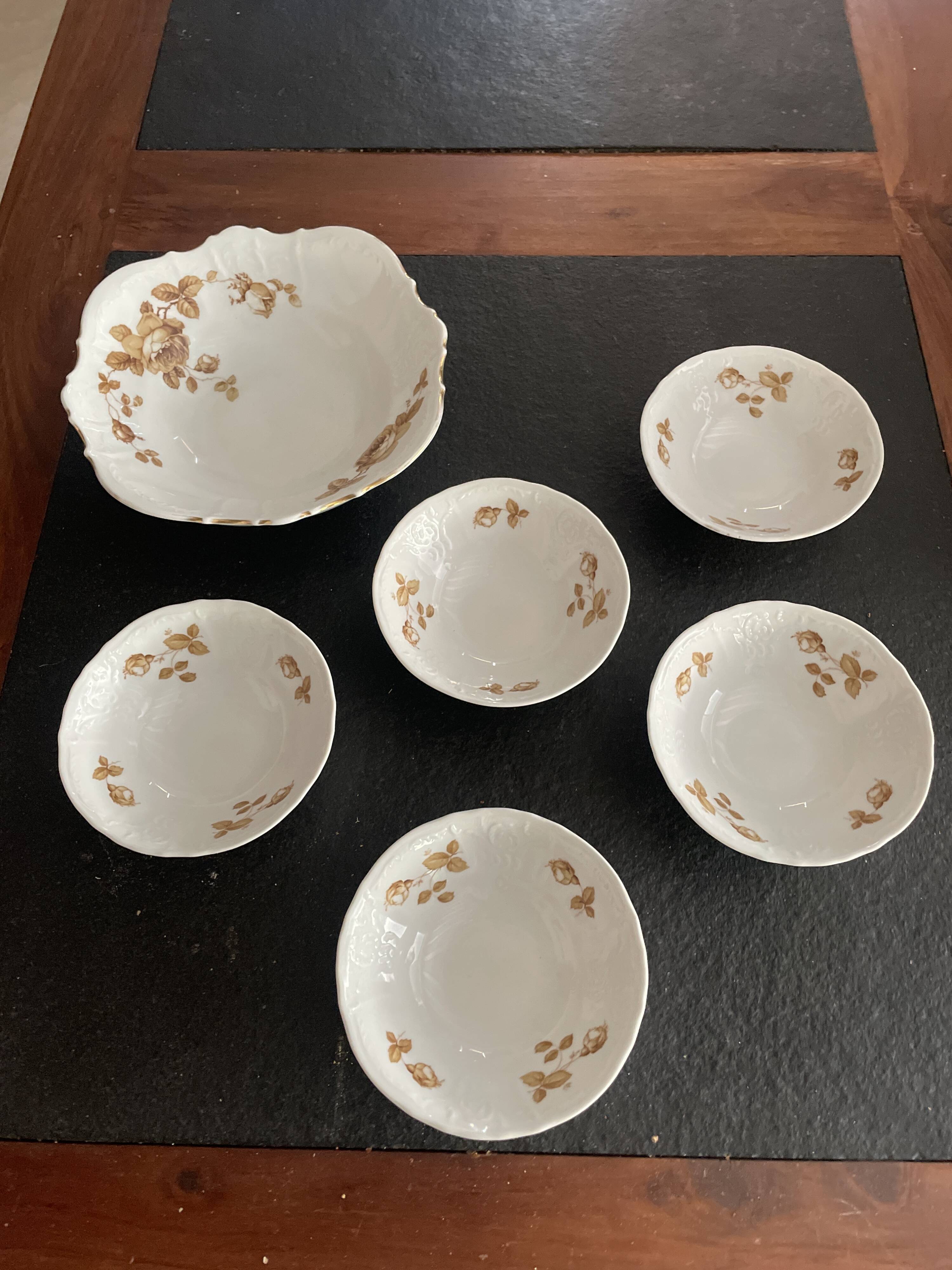 Saladier et coupelles  motif de  roses
