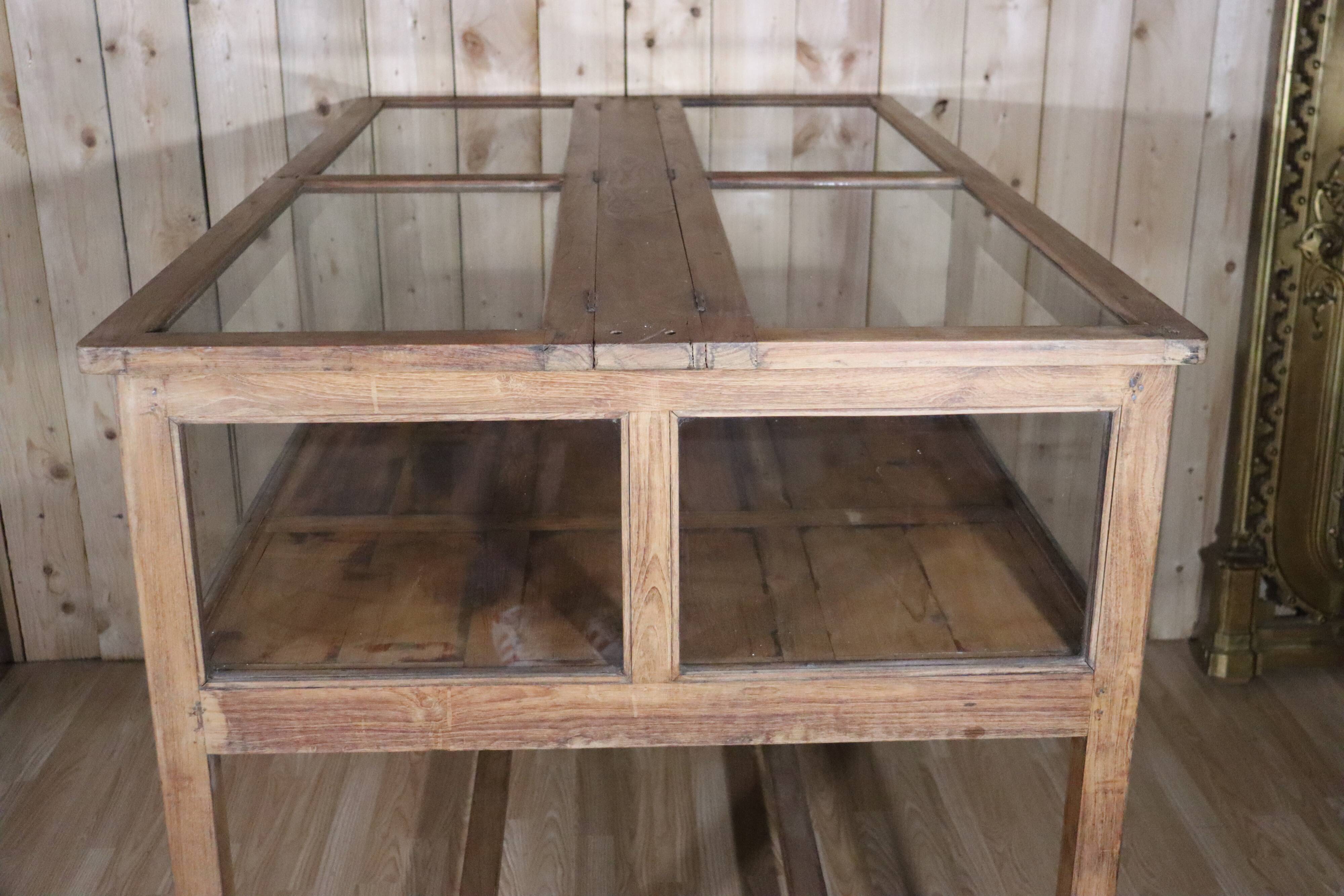 Ancienne vitrine/présentoir de magasin en pin