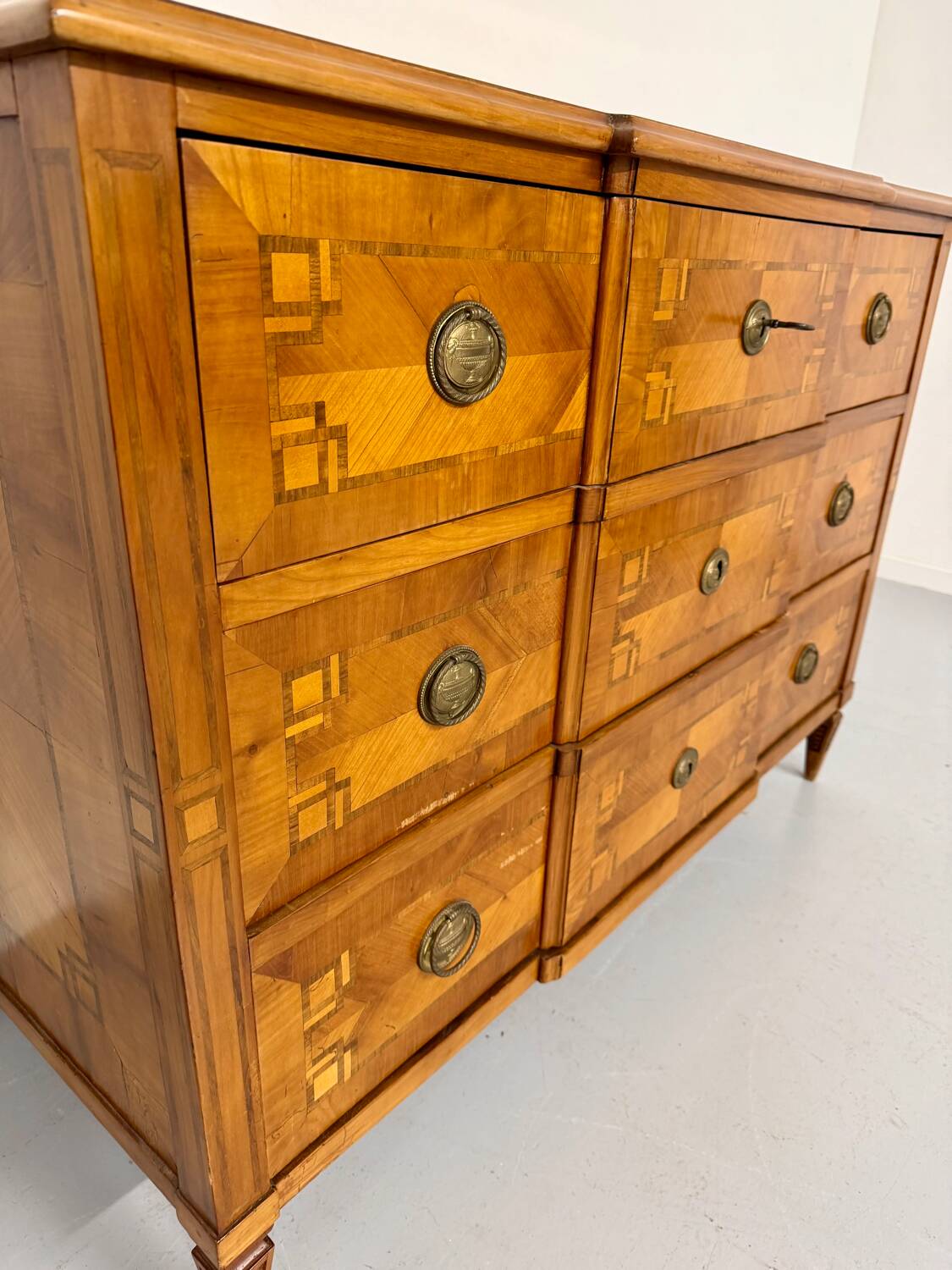 Antique marquetry chest of drawers from the transition period at the end of the 18th century, with 3 wooden drawers.