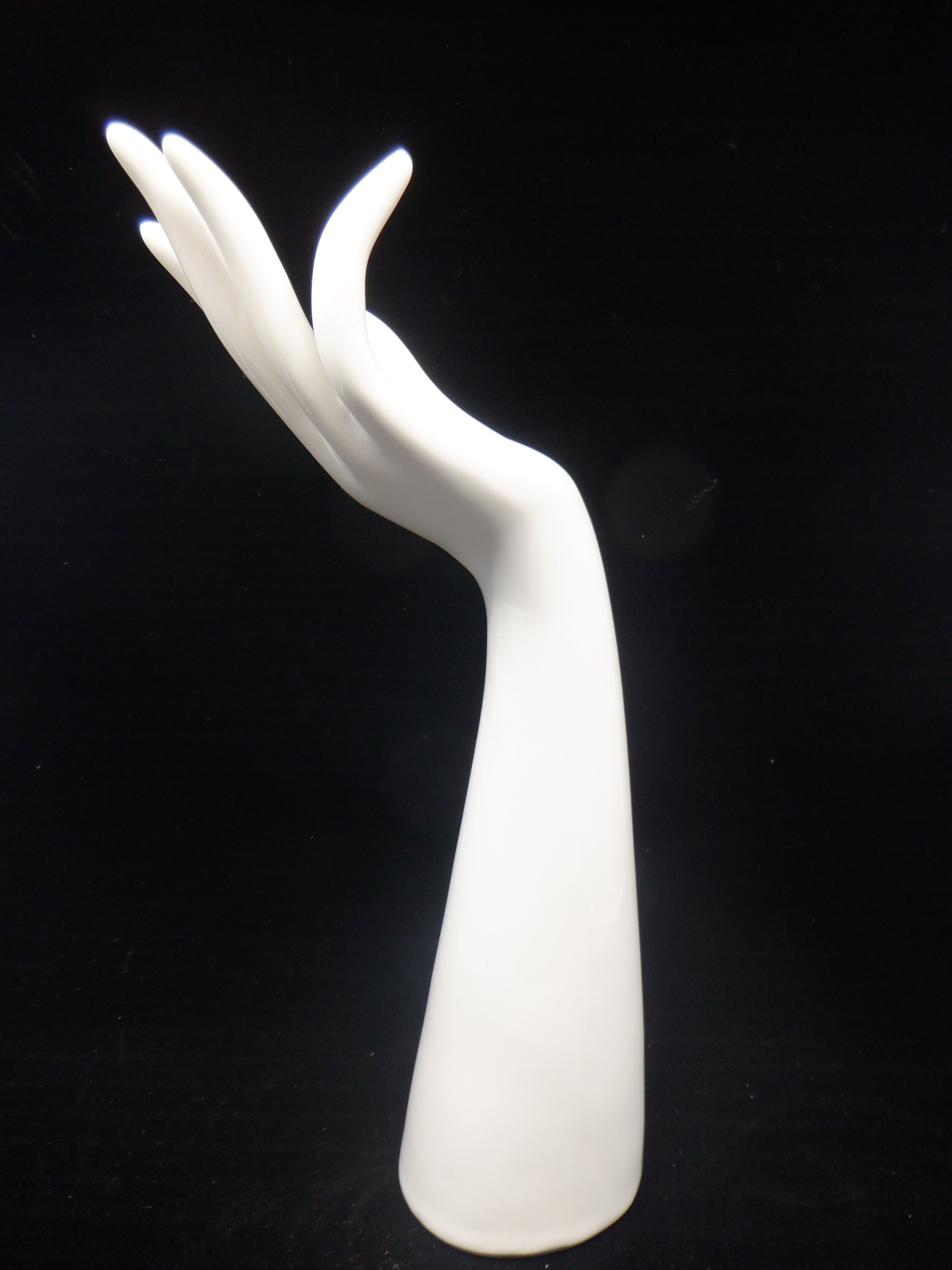 White ceramic baguier hand