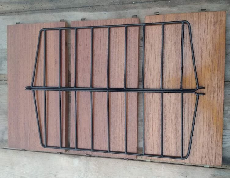 Vintage wall shelf in Ttak veneer and black metal, Nisse Strinning, 60s (2)