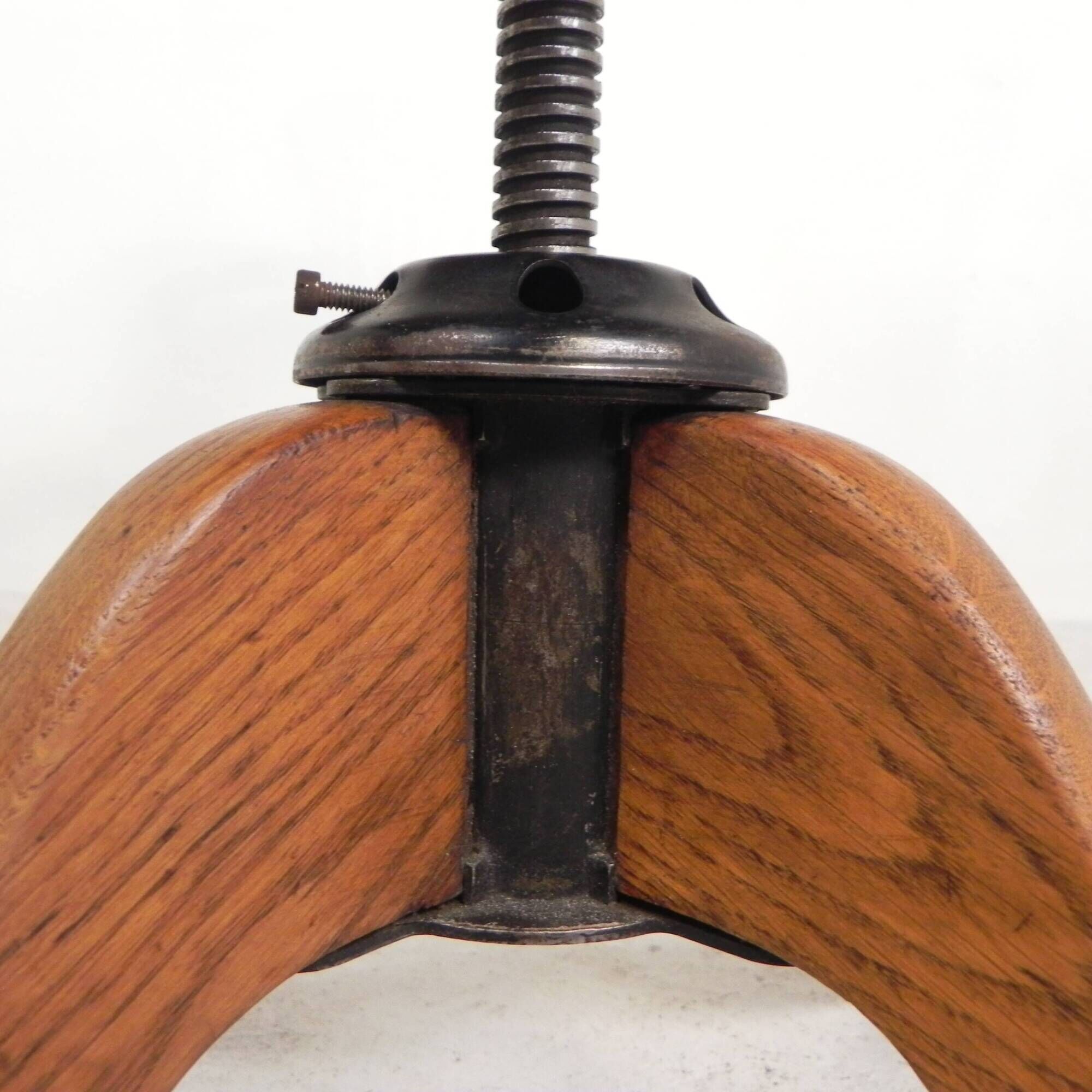 Oak office chair with adjustable spring system and height adjustment, 1950s.