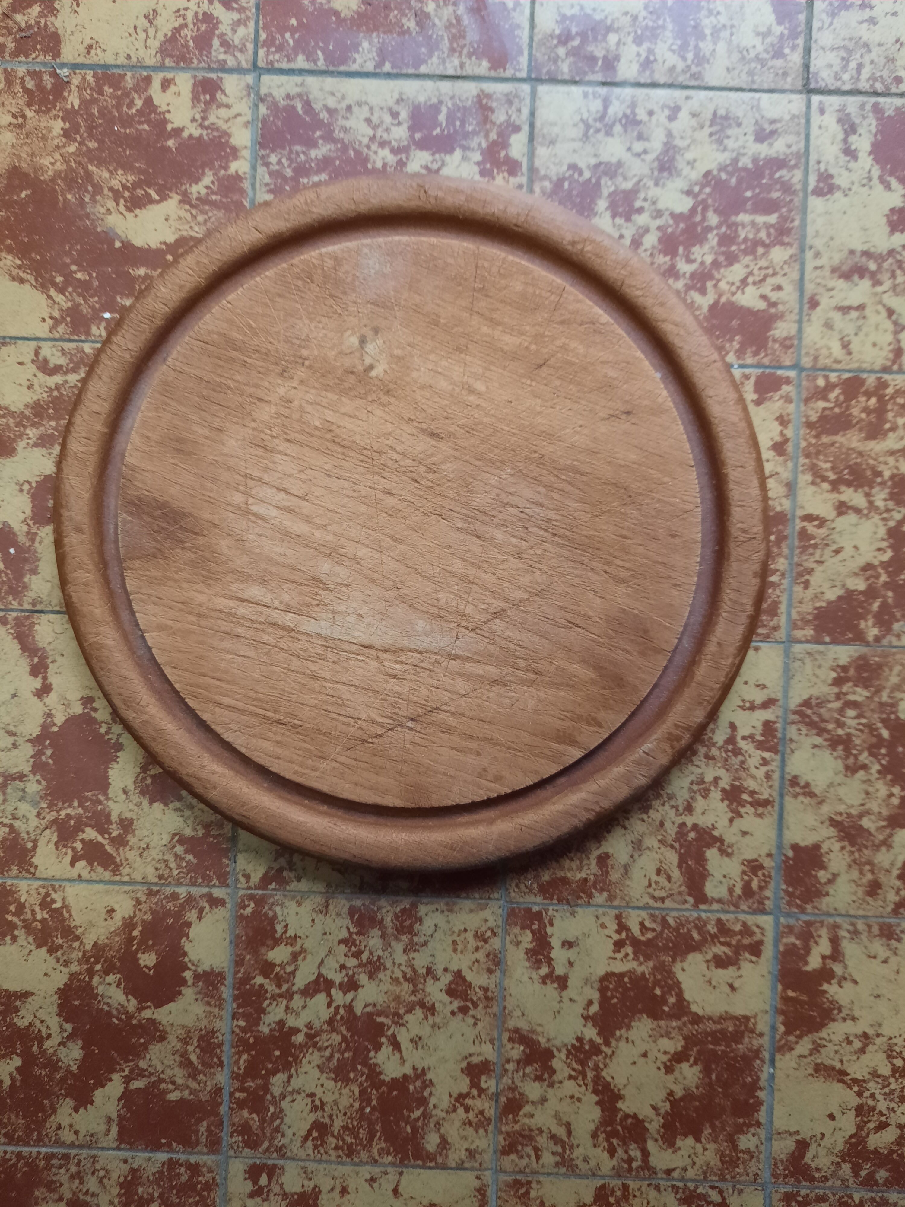 Round cutting board